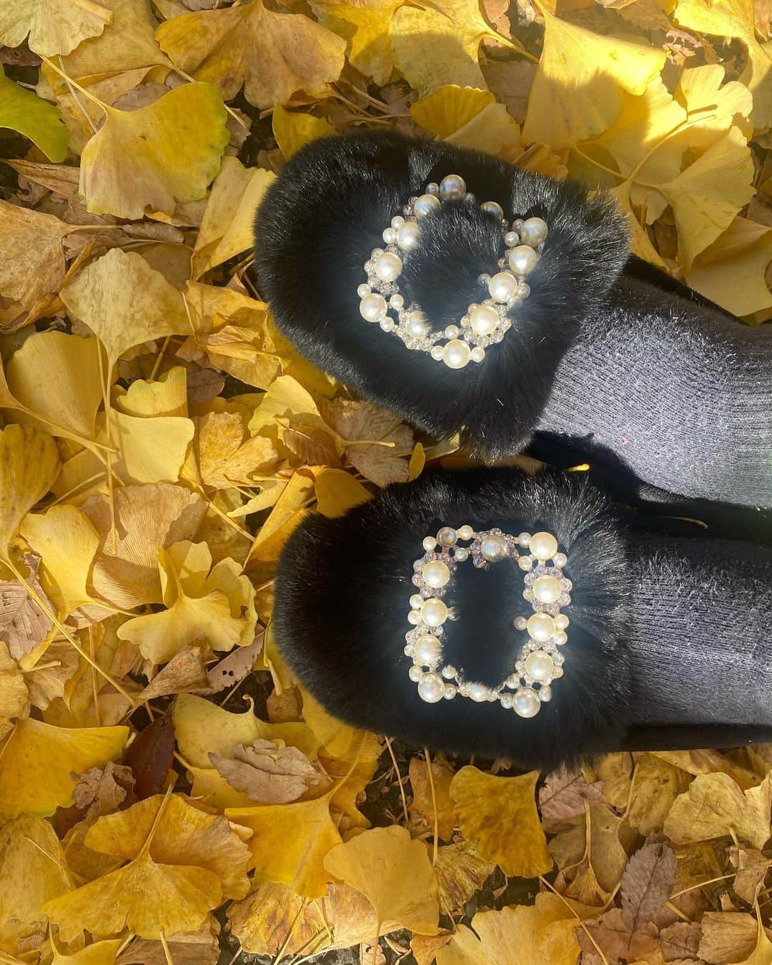 熊田曜子のインスタグラム：「もこもこの靴👞 あったかい💗  #靴　#秋　#冬　#fashion #お出掛け　#落ち葉」