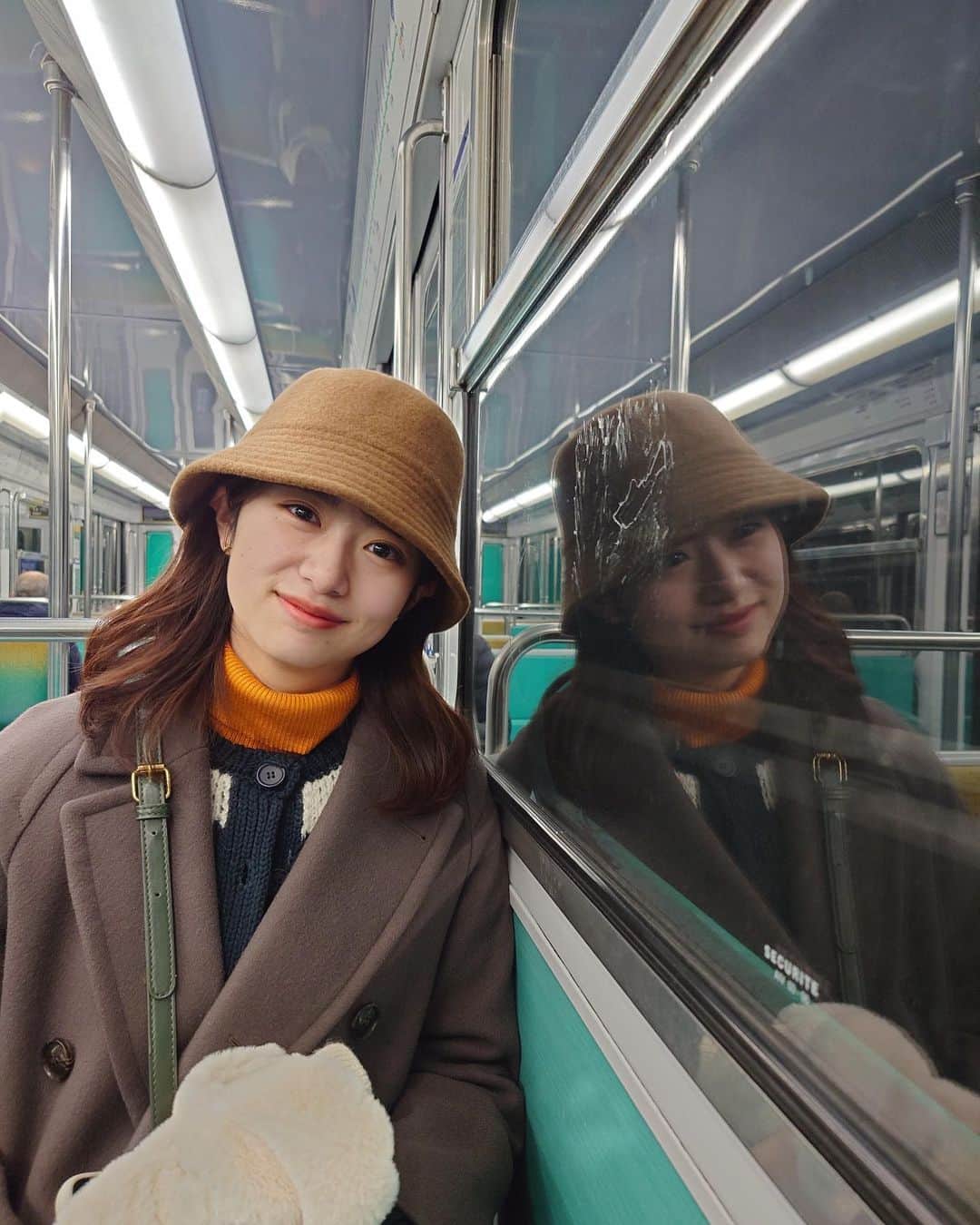 村上なつみさんのインスタグラム写真 - (村上なつみInstagram)「パリの地下鉄、レバーみたいなのがあってそれを上げないと電車のドアが開かない仕組み。 レバー上げるのが結構楽しかったのに最後に乗った電車はなかった…  #パリ #Paris #海外旅行」11月30日 15時26分 - natsumi__murakami