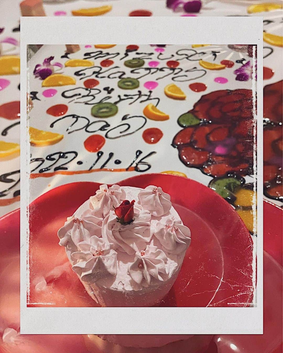 西川瑞希（みずきてぃ）のインスタグラム：「HAPPY HAPPY DAY'S🎂🍓  初めはお仕事で出会った2人だけど、こうやってプライベートも定期的に会えてうれしいな//  手作りのメッセージボードや、お花の飾りや、風船まであってとっても優しい空間でした。ありがとう♡  #birthdaycake #happyday #love #myfriends #lunchtime」