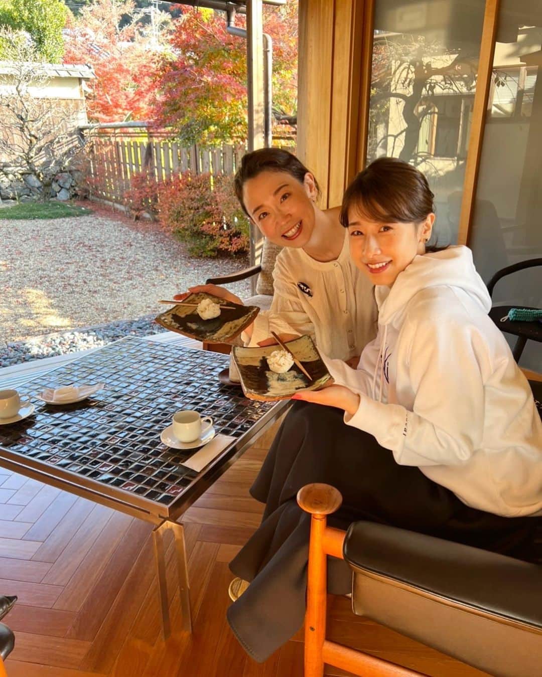 加藤綾子のインスタグラム：「* 紅葉の季節🍁 京都へ行って来ました！  大好きなみーちゃんにも会えましたよ😍 とっても美味しい和菓子をパクパク食べながら お喋りが止まらなかった…笑  #松尾翠さん #京都 #紅葉 #光明院」