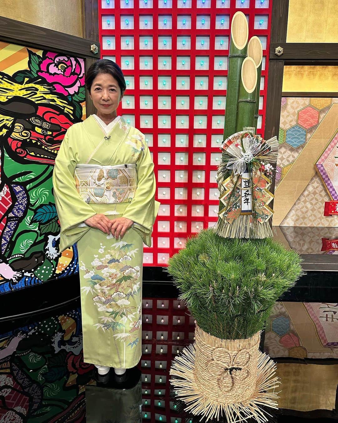 宮崎美子のインスタグラム：「皆さん、おはようございます。  年末年始で色んなお仕事の写真です。  お着物は、NHKEテレ『新にっぽんの芸能』です。同じ熊本出身の庭木アナウンサーとです。  石塚さんとは、中京テレビ『大とくさん』で、下呂温泉に行ってきました。  #nhk #eテレ #にっぽんの芸能 #庭木アナ #大とくさん #石塚英彦 さん#下呂温泉」