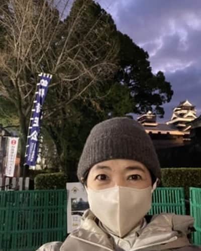 宮崎美子のインスタグラム：「皆さま、明けましておめでとうございます。  故郷熊本にて加藤神社に、夜明け前に参拝。近くに居た女性に撮ってもらいました。 主役はお城だから！と言ってるところ。  #初詣 #熊本 #加藤神社 #熊本城 #本年もよろしくお願いします」