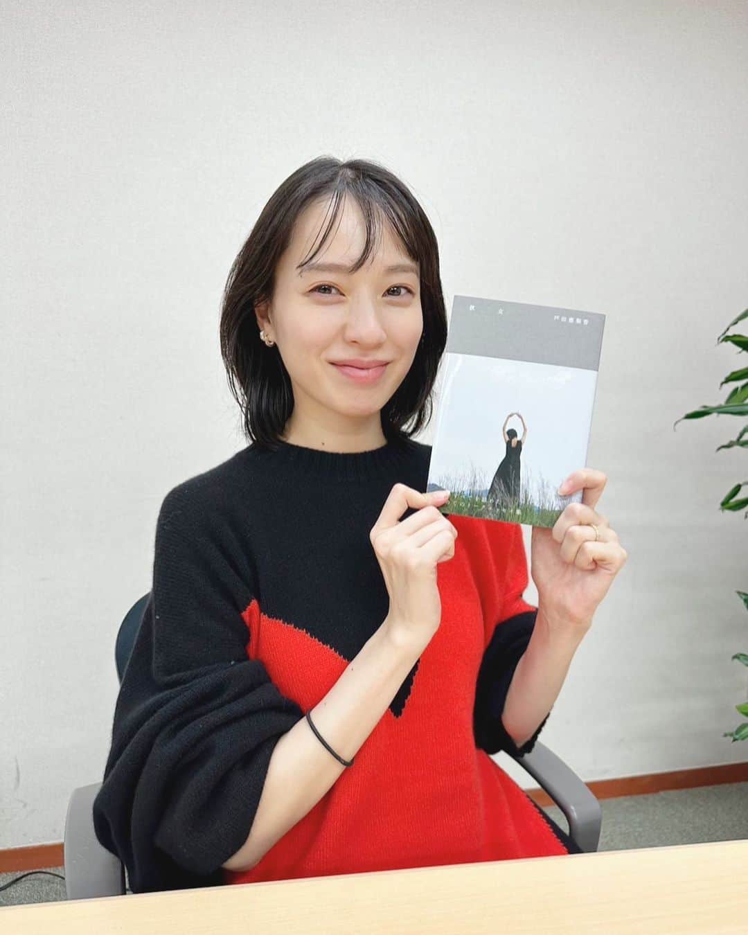 戸田恵梨香のインスタグラム：「でーーきたぁぁぁああ🤩🎉 サインも書きましたよ🫶 もうすぐ皆さんの手元に届くかと思うとドキドキです🥹💜 紙質も最高っ #彼女　#トークエッセイ集12月20日発売」