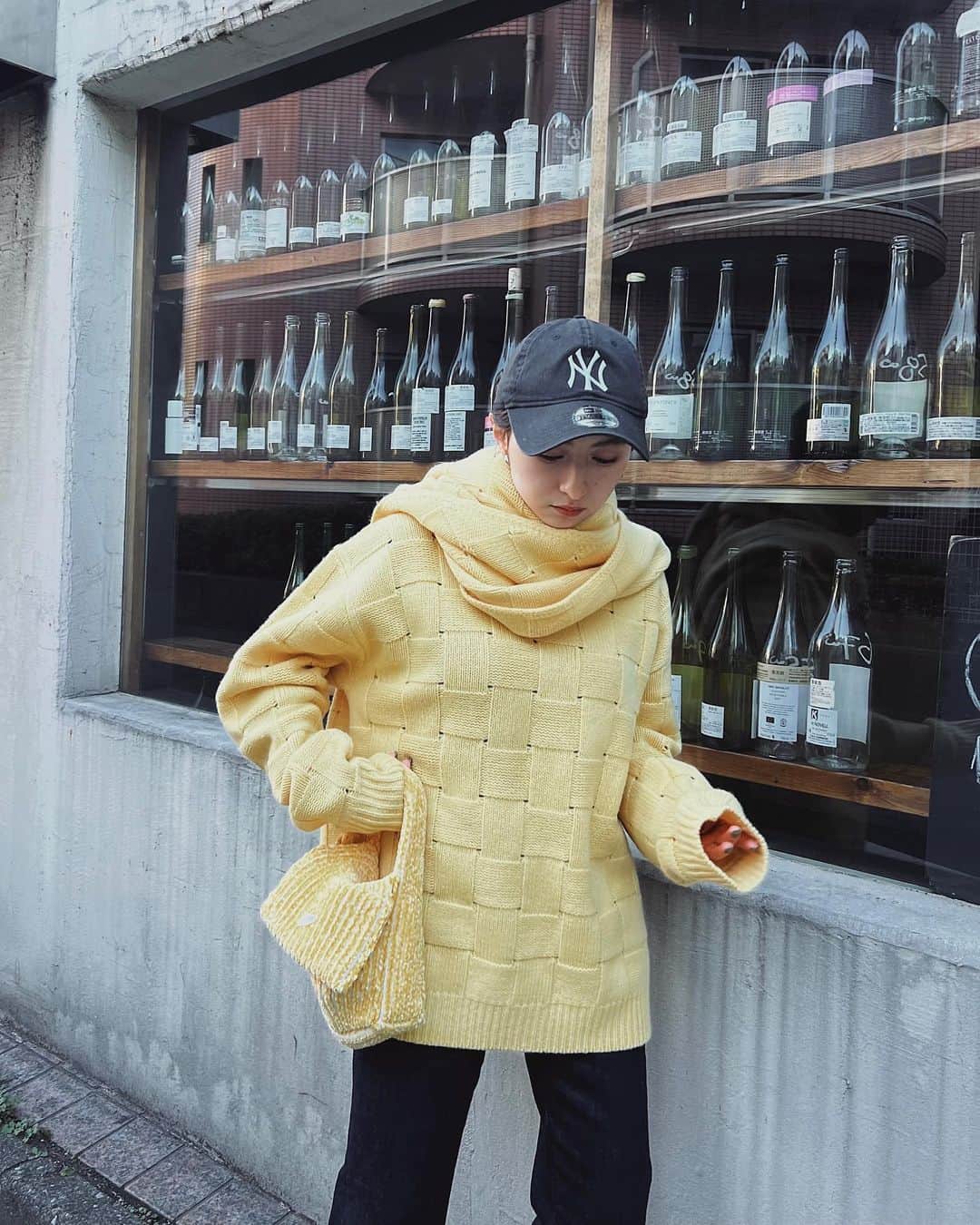 Julia Castroのインスタグラム：「Yellow Yellowだった日💛 この冬、色んな色の服着てる❄️ . #yellowcolor  #yellow #knit #nknit #winter #winterfashion  #ootd #outfit  #イエロー #黄色 #黄色ファッション #冬服 #ちびコーデ #julifashion」