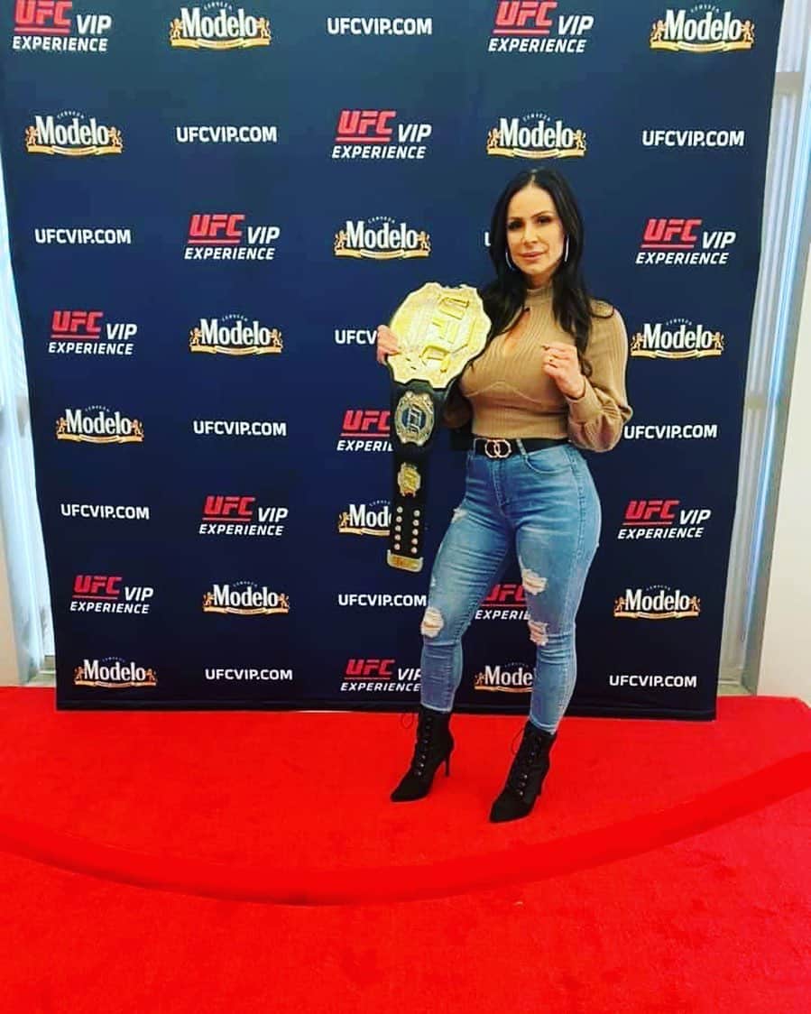 Kendra Lustのインスタグラム：「#tbt when the people’s champ showed up #ufc #ufcapex」