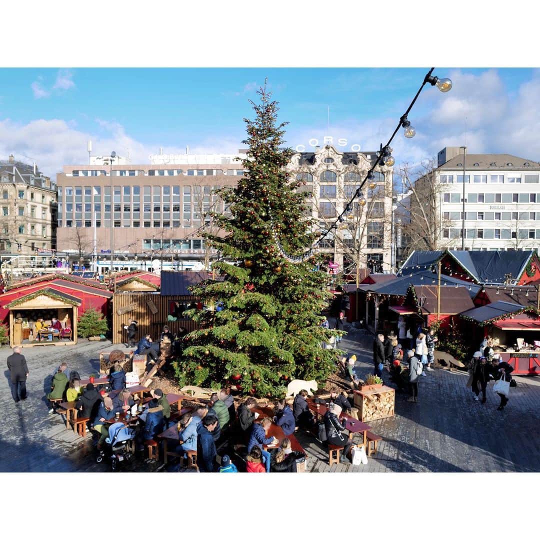 真野恵里菜のインスタグラム：「...✈️ スイスのチューリッヒに行ってきました🇨🇭  街の至る所にクリスマスマーケットや 大きなクリスマスツリーがあったり 大通りはまるで雪が舞っているかのような たくさんの光の粒のイルミネーションがあったり　 いろんなところでホットワインやソーセージ ハンドメイドの雑貨屋さんがあったり ただひたすらクリスマスを感じる街でした🎄🍷 . . チューリッヒの街に流れる大きな川に 白鳥がたくさんいたのはびっくり🦢 まだまだ載せたい写真がいっぱいあるので しばらくはスイスの投稿が続くと思います🤭 #switzerland  #zurich  #trip  #christmasmarket  #チューリッヒ #クリスマスマーケット #旅行 #楽しすぎた #クリスマス休暇」