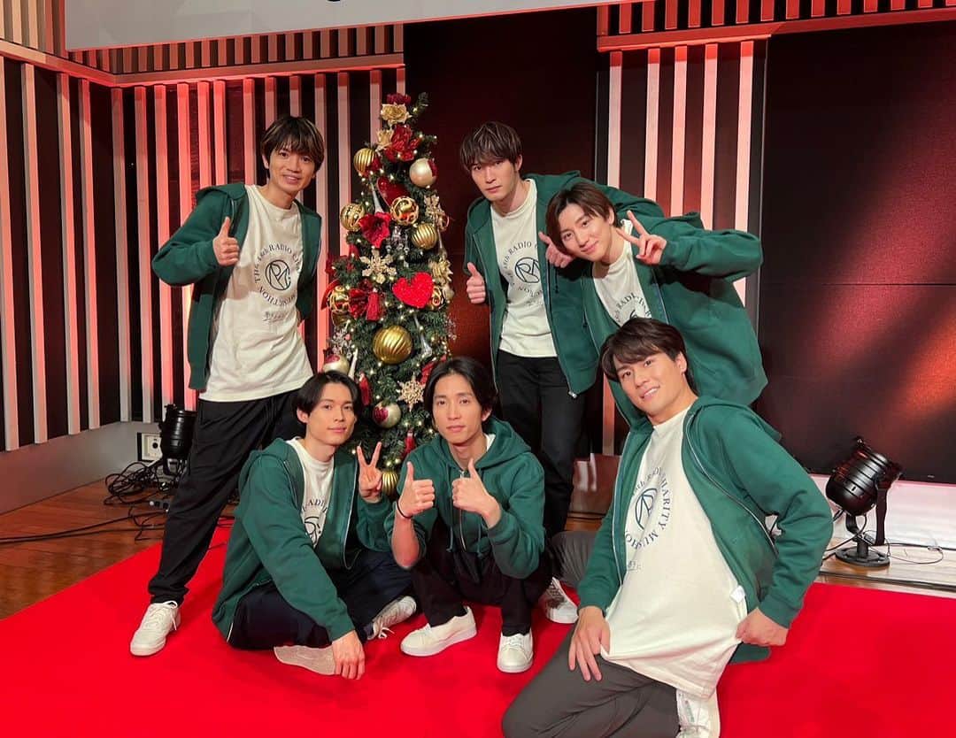 SixTONESのインスタグラム：「⁡ ⁡ ⁡ メリークリスマス🎄 ⁡ ⁡ 24時間走り抜けたぜ〜！ ⁡ ⁡ みんな素敵なクリスマスにしてね♪  Merry Christmas 🎄  We ran through 24 hours!   Have a great Christmas everyone♪  ⁡ ⁡ ⁡ #聴いてくれて #ありがとう ⁡ #SixTONES #Jesse #Taiga #Hokuto #Yugo #Shintaro #Juri」