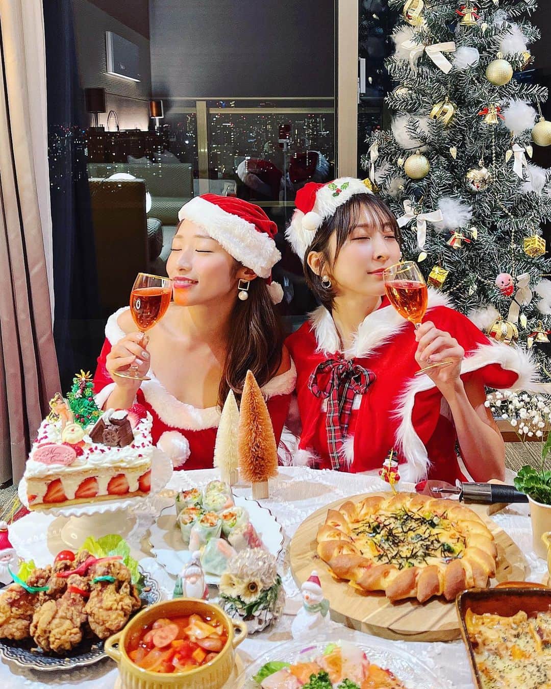 緒方咲のインスタグラム：「最高に幸せなXmasでした💚❤️🎄.*  #xmas #christmas #クリスマス #メリークリスマス #merrychristmas #サンタコス  #サンタクロース #クリスマスツリー #japanesegirl #コスプレ #幸せ #happy #photo」