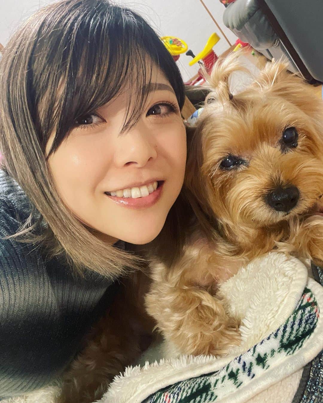 小川麻琴のインスタグラム：「チョコくん久しぶり🤭❤️  #実家で  #年越し #愛犬」