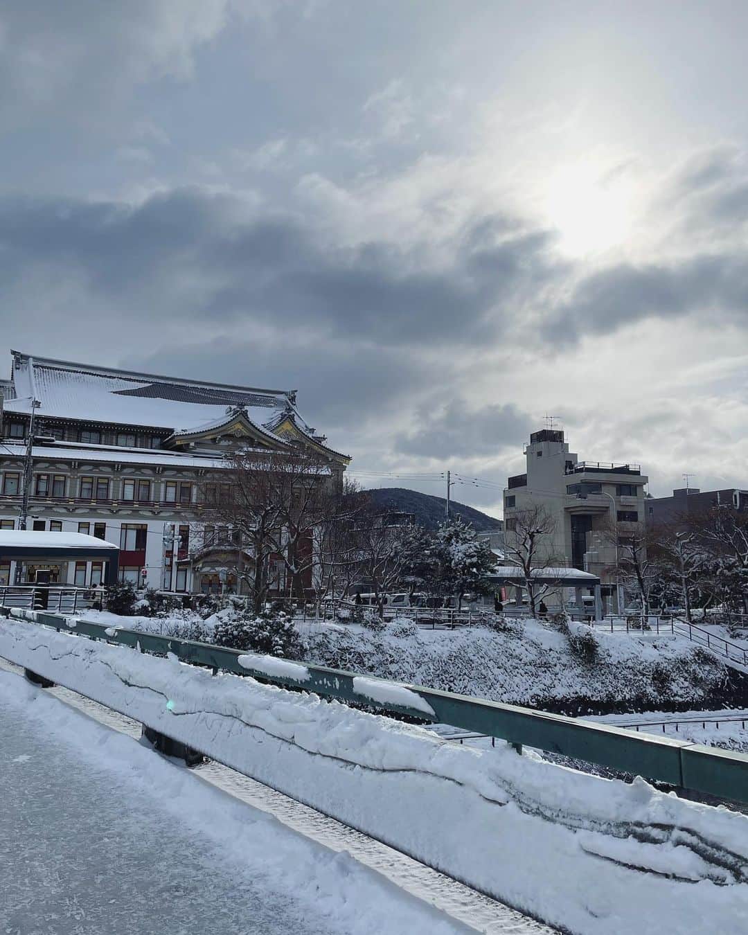 多岐川華子のインスタグラム：「雪景色の京都☃️  ヒートテックデニムの下にヒートテックレギンスを履き、ヒートテックキャミの上に極暖、そしてロンTでダウン。 足元はヌプシのブーツ。  防寒対策はバッチリです。  本日舞台を観に来てくださる方、 どうぞご無理なさらずに。 お越しいただける方はくれぐれもお気を付け下さい🙇‍♀️  #南座 #京都 #老後の資金がありません」