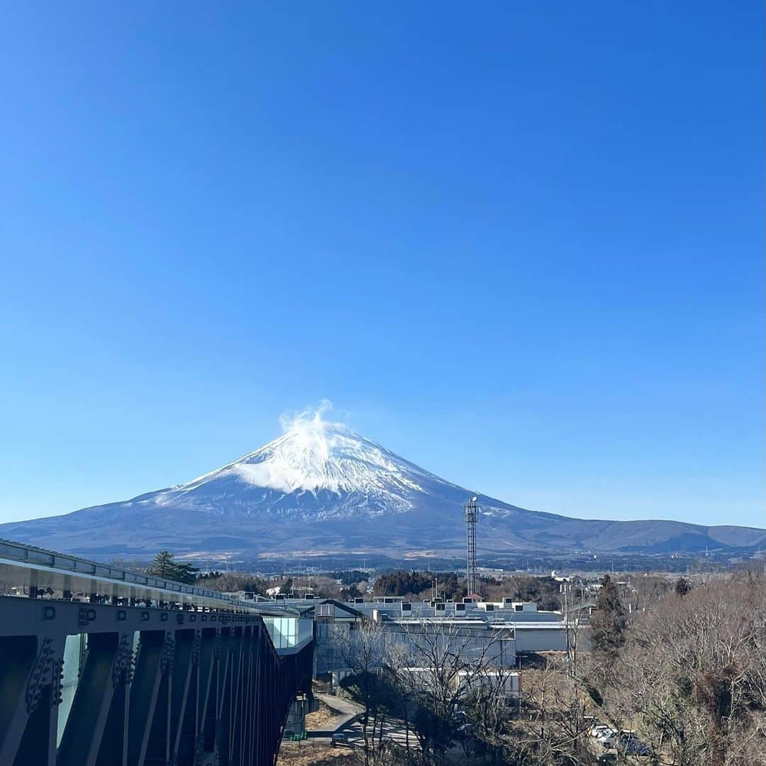 ひよんのインスタグラム：「🛍🛍  アウトレット行ってきた❤️ 天気が最高で富士山きれいだったー🥺🗻✨ さわやかも食べれたし、オンマと一緒に過ごせたし良い日🤭💖  購入品、 #ひよんちゃんねる で紹介するね😆  #御殿場アウトレット #購入品紹介」