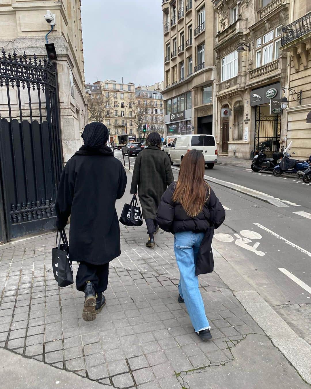 高岡早紀 のインスタグラム：「帰って来ちゃった。 夢のような家族旅行もおしまい。。 いつの間にか、子供たちの後を着いて歩いてるワタシ。 それだけで笑顔。 色んなことにありがとう。。  #家族時間　#家族　#family  #paris」