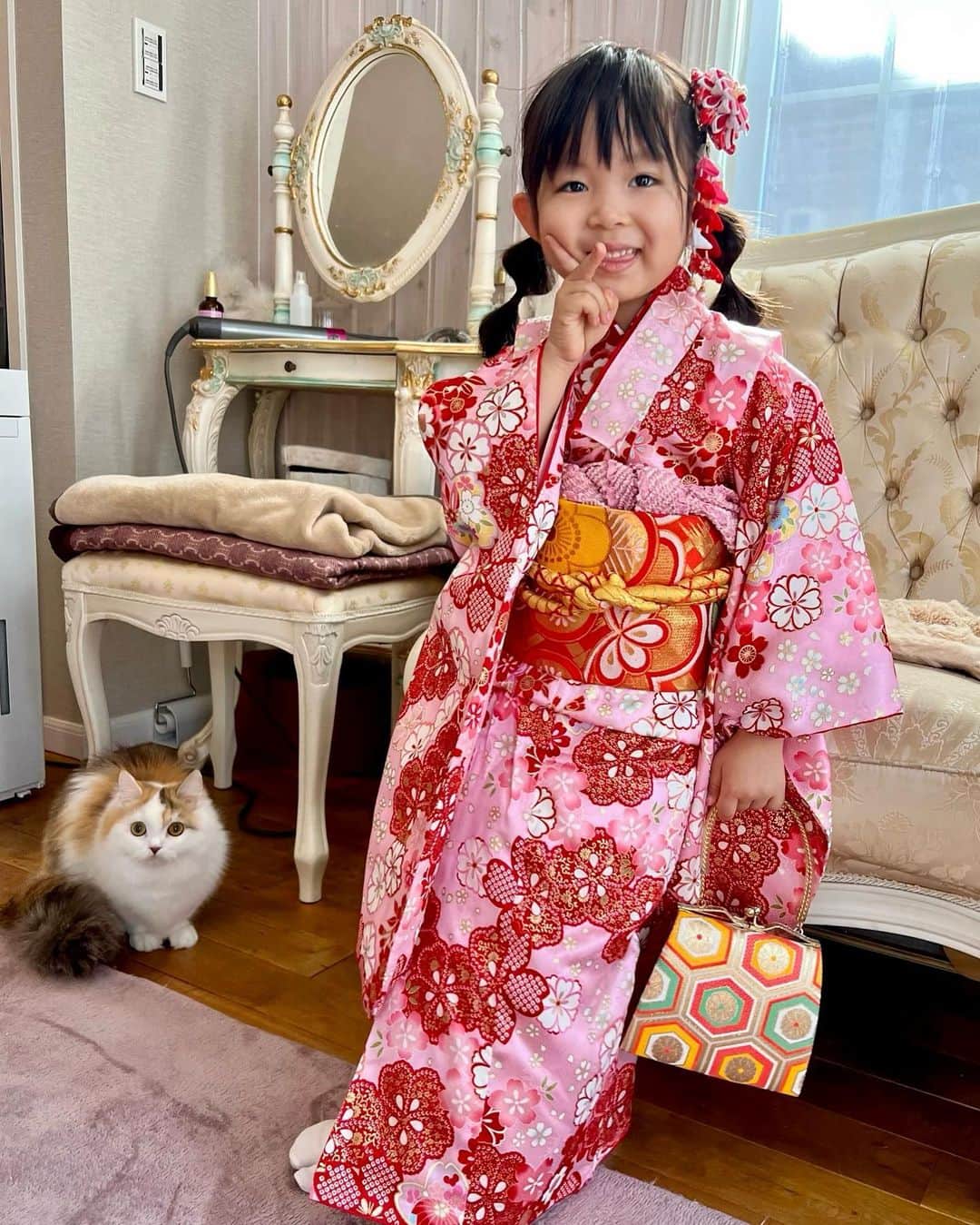 マンチカンのココ王子のインスタグラム：「2023お正月✨ Japanese New Year's Day.  #ミヌエット#マンチカン#猫のいる暮らし#猫と着物#catsta#猫と子ども」