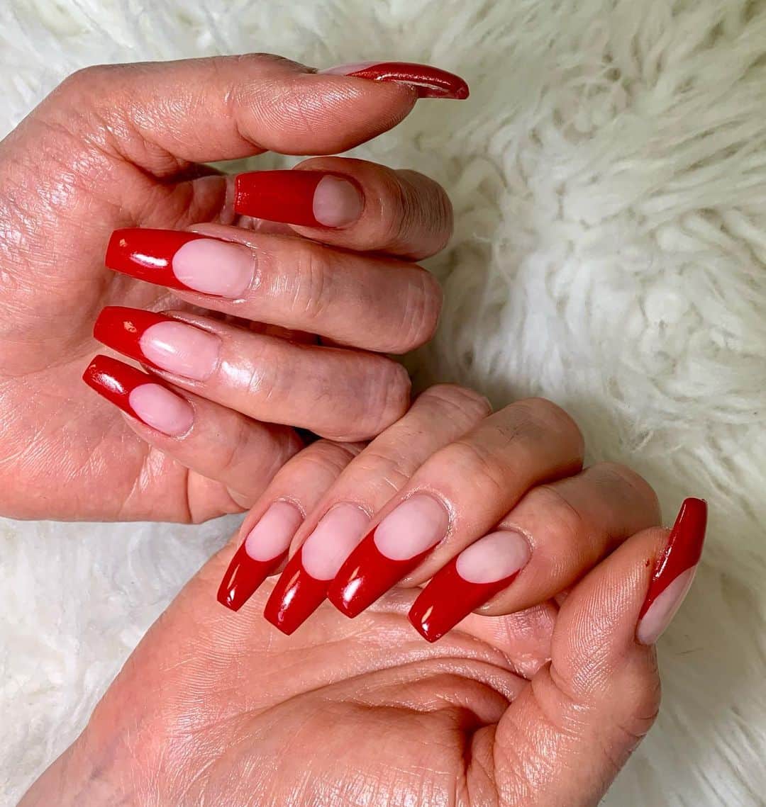 武田久美子のインスタグラム：「. 今回のnail Designは Red のdeep なアーチを効かせたフレンチ、 とてもしっくりきています! 前回のナチュラルグラデーションも好きでした💜  #nails #nailart  #フレンチネイル」