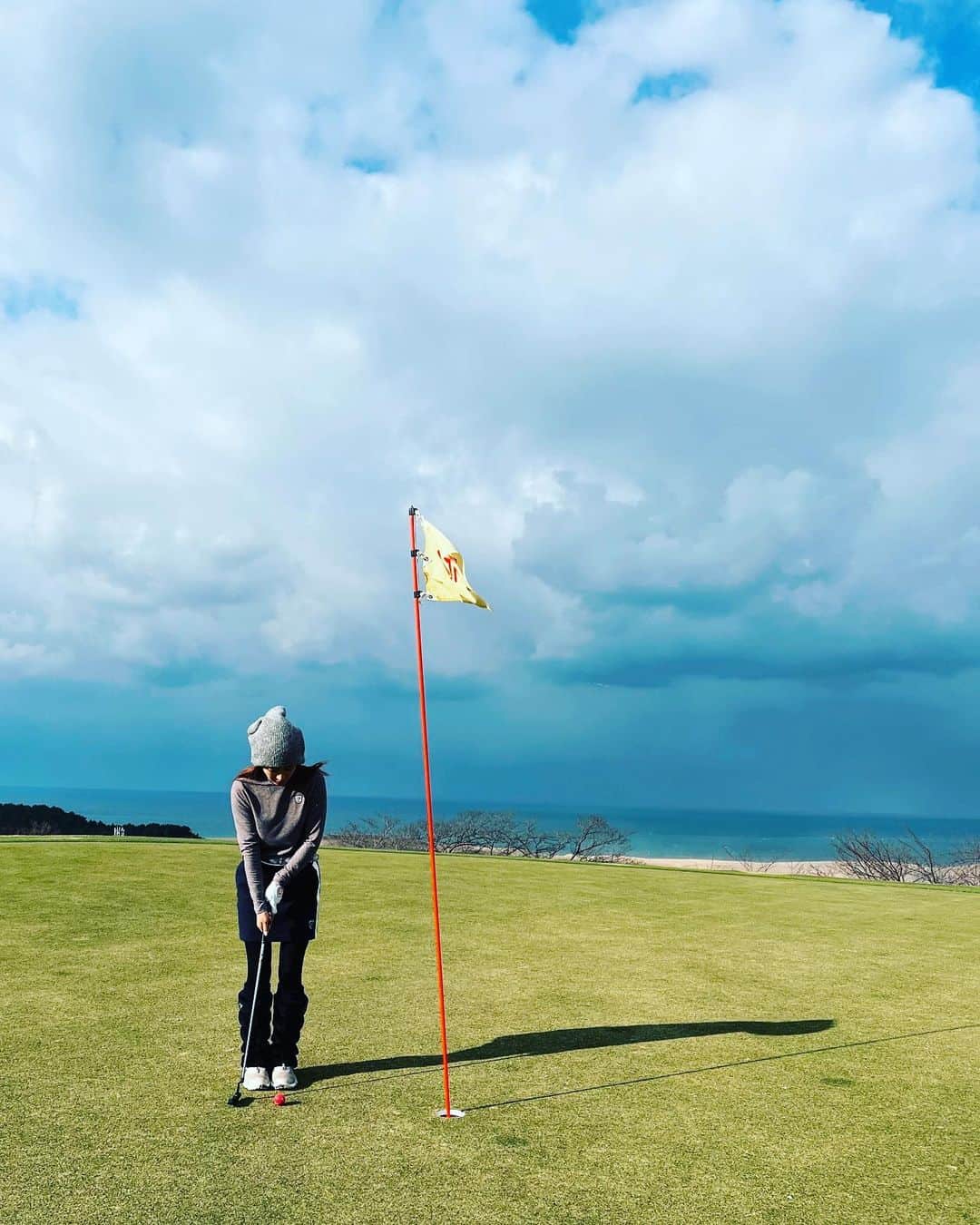 瀧本美織のインスタグラム：「⛳️ 父と念願のゴルフ。 私はウエアから入るタイプです👼🏻←大事！笑  @zoygolf あったかくて可愛い♡  思い出深いコースデビューとなりました！ お父さんありがと😚   #golf」