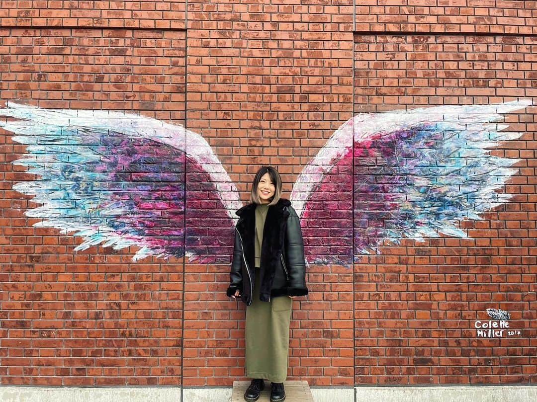 小川麻琴のインスタグラム：「羽が生えました👼❤️  今日も笑顔で過ごそー🤭✨  #インスタ映え 🤣 #今日も  #笑顔で」