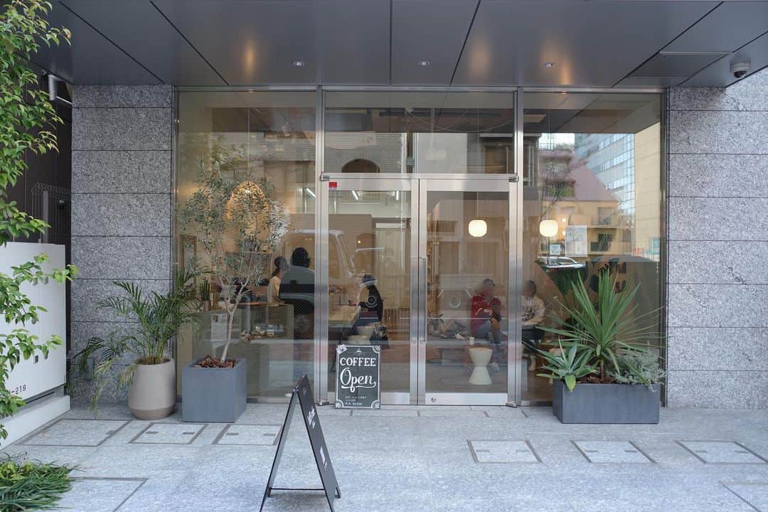 石井輝明のインスタグラム：「芝公園。 超絶スッキリの超絶キレイなカフェ。 でも堅苦しい雰囲気はなく、ゆっくり過ごせる。  今日は大宮ありがとうございました。 明日は幕張です。 明日もよろしくお願いします。  #hiffcafe #cafe #coffee #カフェ #コーヒー #喫茶店 #東京カフェ #大門カフェ #芝公園カフェ #カフェ芸人」