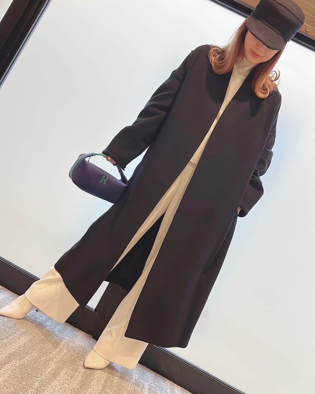 渡辺美奈代のインスタグラム：「本日のお洋服  #coordinate #ネイビー✖️ホワイト #DIOR #珍しい帽子姿  #ヒールブーツ  #歩く時はスニーカーがいい  #ヒールの靴が履けなくなった。。。😭」