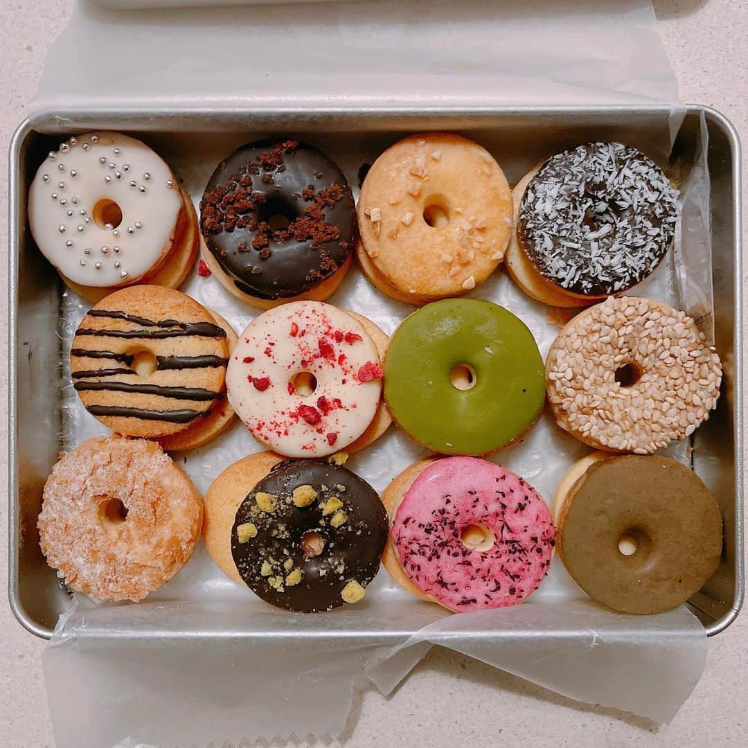 中田花奈のインスタグラム：「＊クッキー缶  〚京都河原町〛koe donuts  可愛い🥰 ドーナツは日持ち気になるけど クッキーならお土産にもいい🥰  #飯ぺろ #koedonuts  #ドーナツ #クッキー #🍪  #スイーツ #sweets」