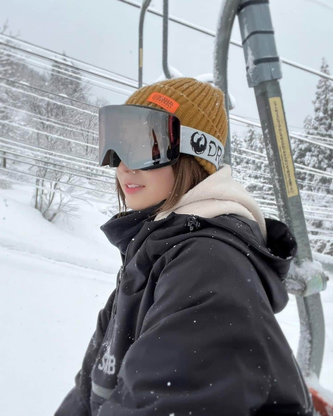 伊藤愛真のインスタグラム：「最近インスタ開いてなかった🥺 スノボ早く行きたい、、ゲレンデで見かけたら声かけてね✨ .  . . . .  #スノボ女子#スノボ#スノボコーデ#スノーボード#スノーボード女子#スノーボードウェア#スノボウェア#snowboardwear#snowboarding#snowboard#ootd#스노보드#스노보드복#스키복#神立スノーリゾート」