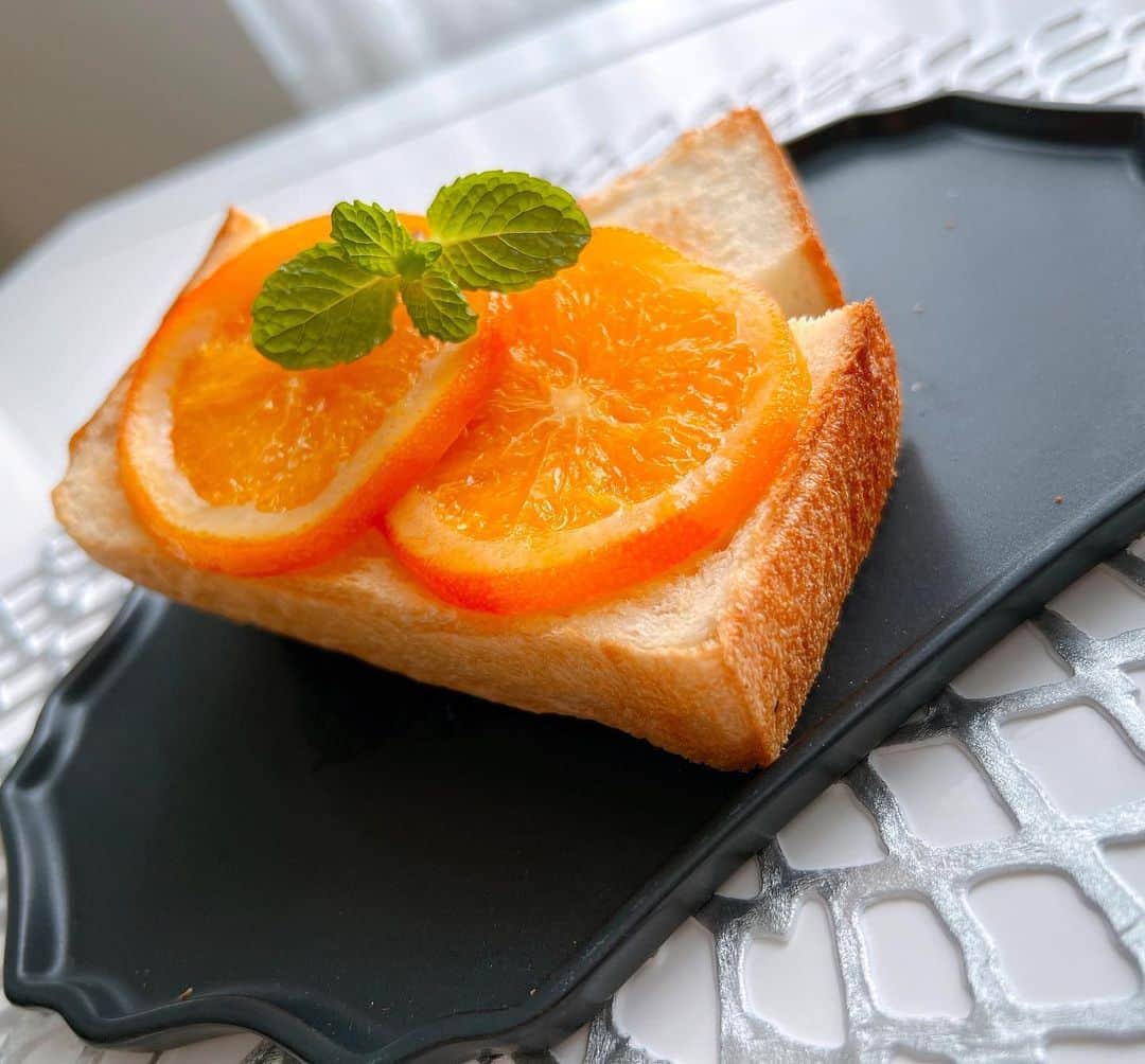 渡辺美奈代のインスタグラム：「朝ごはん  #食パン #オレンジスライスジャム  #はちみつパン🍞 #頂き物に感謝  #しっとりもちもちパン」