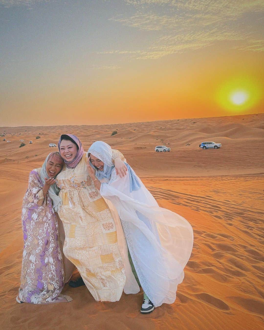 渡辺直美のインスタグラム：「Dubai and Abū Dhabī Trip🐫 先日 @thelmaaoyama @alisaueno と ドバイ&アブダビ旅行に行ったにょ！女子旅😉  なぜかずっと爆笑で腹筋割れたw 声も枯れたし砂漠の砂全部口に入ったw ハイライトに色々あるから見てみて！  でも夕陽とモスクでは静かに感動してたよ😂すごい綺麗だった！  動画もいっぱい撮ったから今度まとめてリールにあげるね！ たまにうちらが笑い過ぎて、人集まってきてる時もあったよ😂なにか面白いこと起きたのかなって見に来てたw  最後の写真は爆笑超え過ぎて逆に喜怒哀楽がわからない写真だよw 怒ってるように見えるし泣いてるようにも見えるよねw  みんなにはどう見える？w  I laughed way too much that in the last photo you can't tell what kind of emotion is being expressed  anymore lol It sort of looks like I'm mad but it also looks like I'm crying  lol  What does it look like to you guys?   #ドバイ #アブダビ #喜怒哀楽不明」