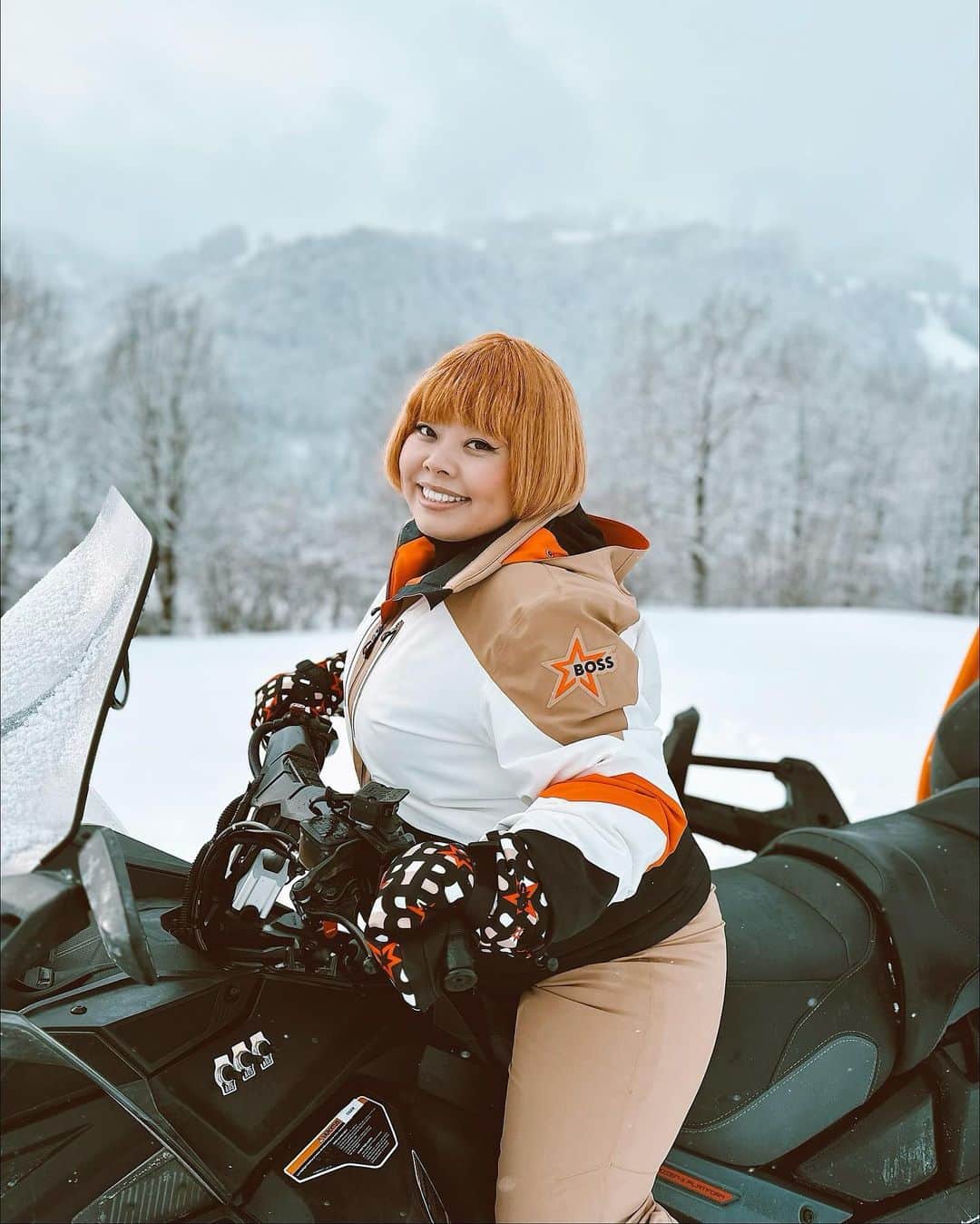 渡辺直美のインスタグラム：「初めてのアルプス山脈でスキー⛷️ @boss 素敵な経験をありがとうございます！！ 色んな撮影をしたよ！BOSSアカウントから動画見れます！ 私だけ他の動画と毛色違ってコントしてて草にょ  初オーストリア、キッツビューエル！ 歴史あるアルペンスキーの世界大会が行われる都市だにょ！ 大会も間近で見たし、ここでスキー出来たのもマジ感動…  ちなみに中3が私の初めてのスキー体験で、その時猛スピードで森に突っ込んで即終了したんだよねw それ以来のスキー体験だったけど、今回はとっっっても楽しいスキーが出来ました！笑　恐れずに挑戦したら新しい扉が開いたにょ！次はスノボーにも挑戦したい🥹可愛いウェアでさらにテンションうにょ！  素敵なパーティーとスキー大会表彰式ディナーは優しい仲間達のおかげで根暗なおちゃん元気に過ごせましたwwみんな優しいw  First time skiing in the Alps Thank you @boss for a great experience!  Kitzbuhel, Austria! I was honored to be able to ski at the legendary place where the Alpine Ski World Cup takes place!   We took some amazing videos too so please check out @boss 's reel! It's a 70's ski love story...  and check my baby-level skiing! lol   It was the first time since 9th grade when I skiied for the first time and ran into the trees at full speed , but it was a suuuper fun time this time! lol I was able to open a new door as I challeneged myself, putting my fears aside, and it was especially fun with thew cute outfit💓  @boss  #beyourownboss」