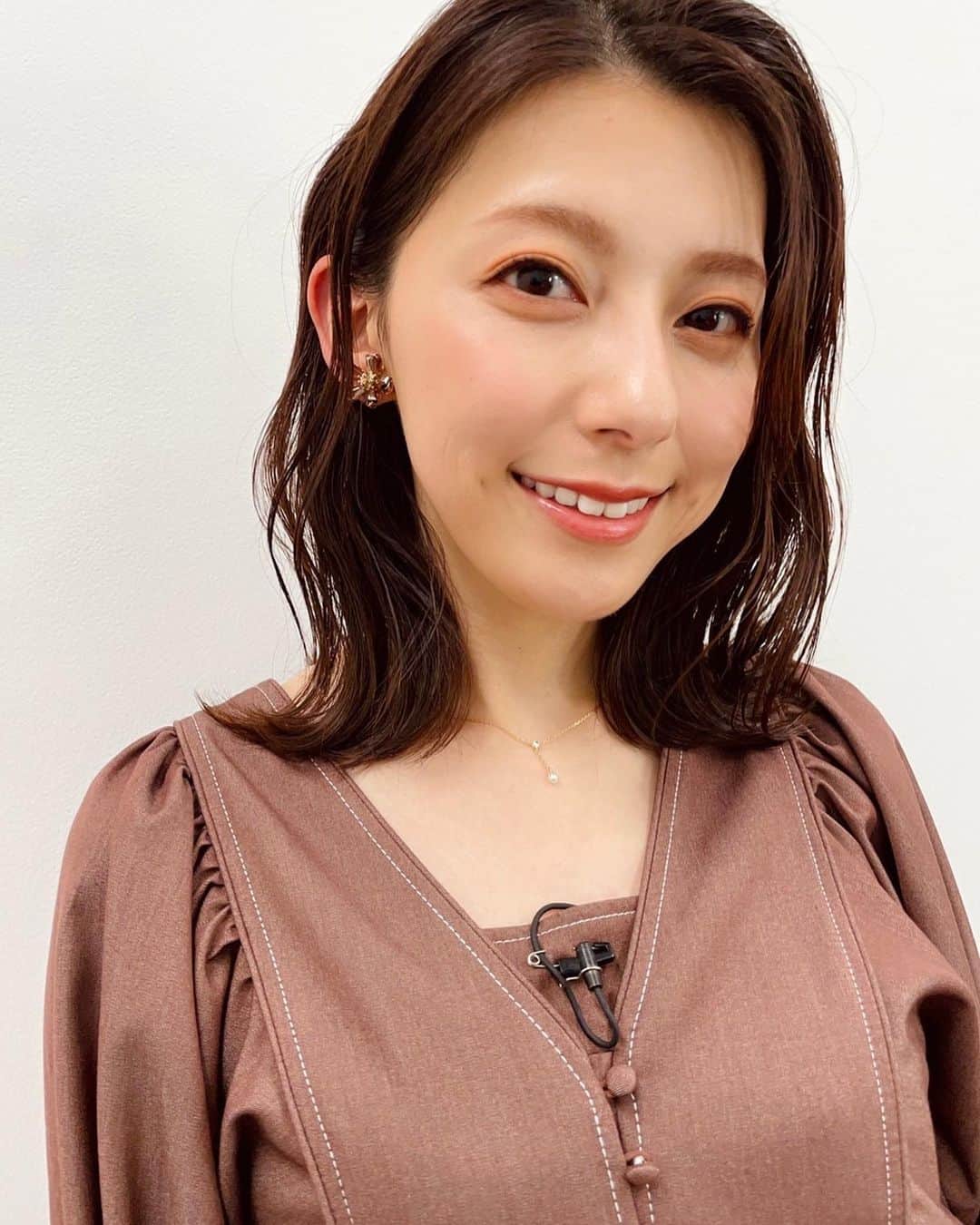 上村彩子のインスタグラム：「. . あっという間に、もう二月で バレンタインのシーズンもやってきますね🤤🍫 Pick up! BS-TBSの衣装もチョコ色。」