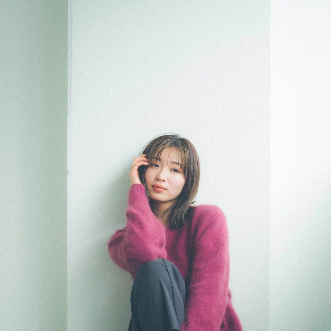 岡崎紗絵のインスタグラム：「カメラマン遠藤さんに撮ってもらった素敵写真。🦩  #ステキ写真 #髪伸びたなぁ」