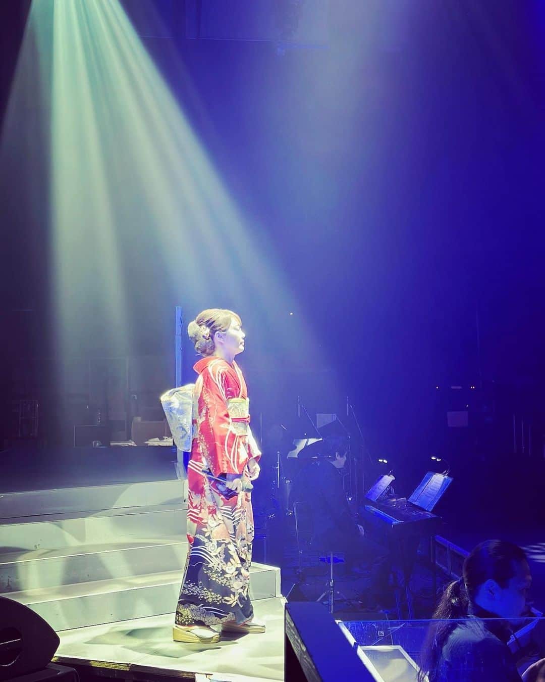 丘みどりのインスタグラム：「ステージに立っている時 この瞬間が最高に幸せな時  幕が開く瞬間は深い深呼吸をする  自分に負けないように  #丘みどり#演歌#enka #japan #雪陽炎#椿姫咲いた#深呼吸#負けない」