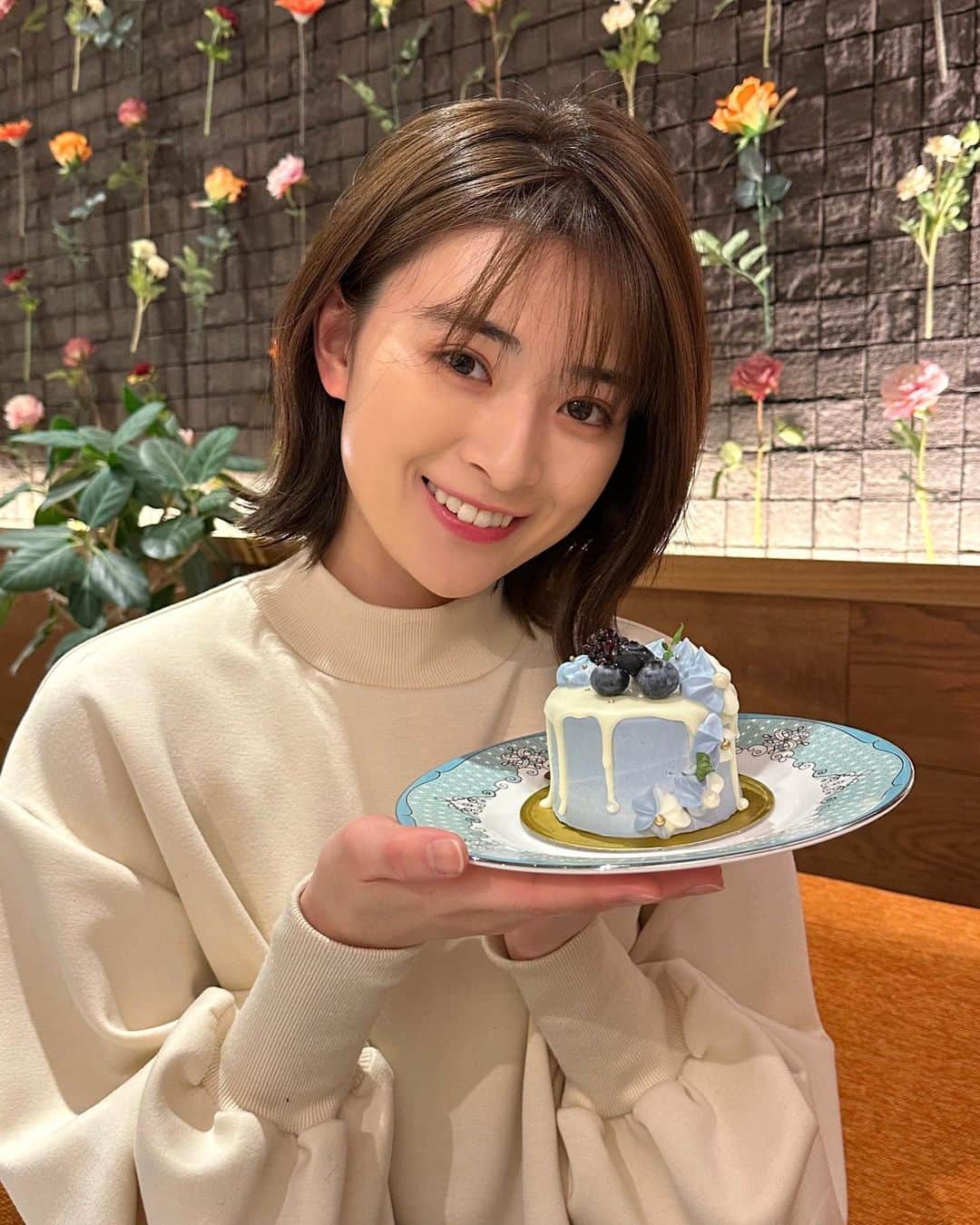 優希美青のインスタグラム：「かわいいケーキがあるお店にお出かけした日☺︎  甘いもの大好きだから幸せな時間でした🍰」