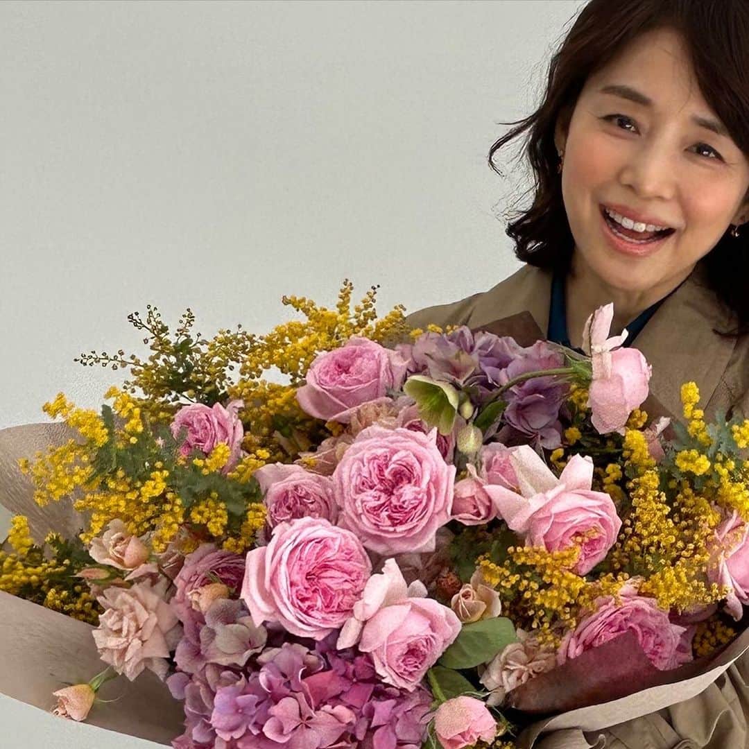 石田ゆり子のインスタグラム：「本日の撮影で こんなに美しいお花をいただきました。春近し。お天気もいいし、 街は賑わってます。 #タマティーノ写真館」