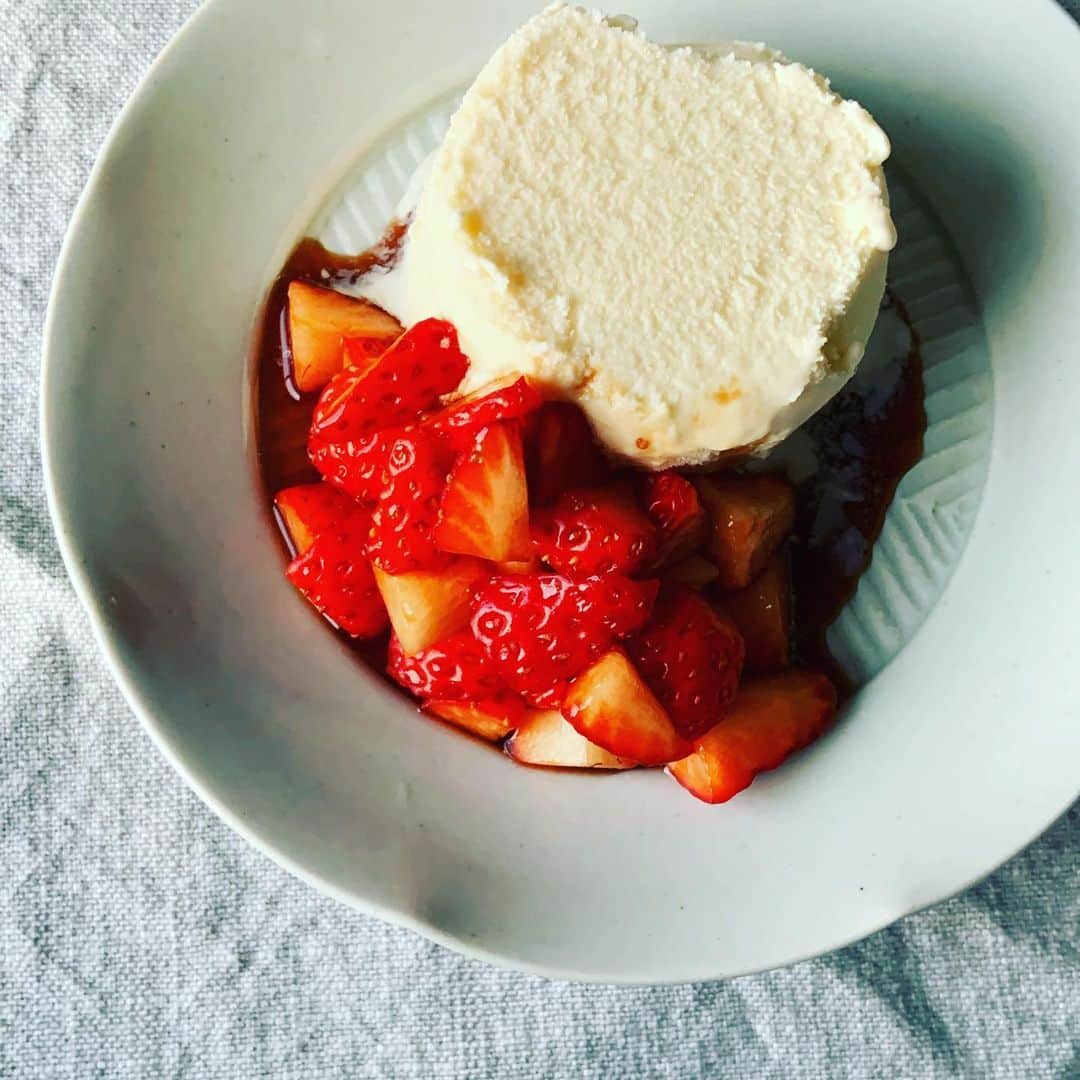志摩有子さんのインスタグラム写真 - (志摩有子Instagram)「遅めのおやつ。 刻んだイチゴをバルサミコとオリゴ糖（砂糖でも）であえてハーゲンダッツのバニラにかける。バルサミコのコクのある酸味でバニラアイスが大人のデザートに。 先日お迎えした阿南さん　@koreya.anan  の花びら白磁皿にぴったり。  #ハーゲンダッツバニラ #バルサミコいちご  #おやつタイム」2月18日 17時18分 - ariko418