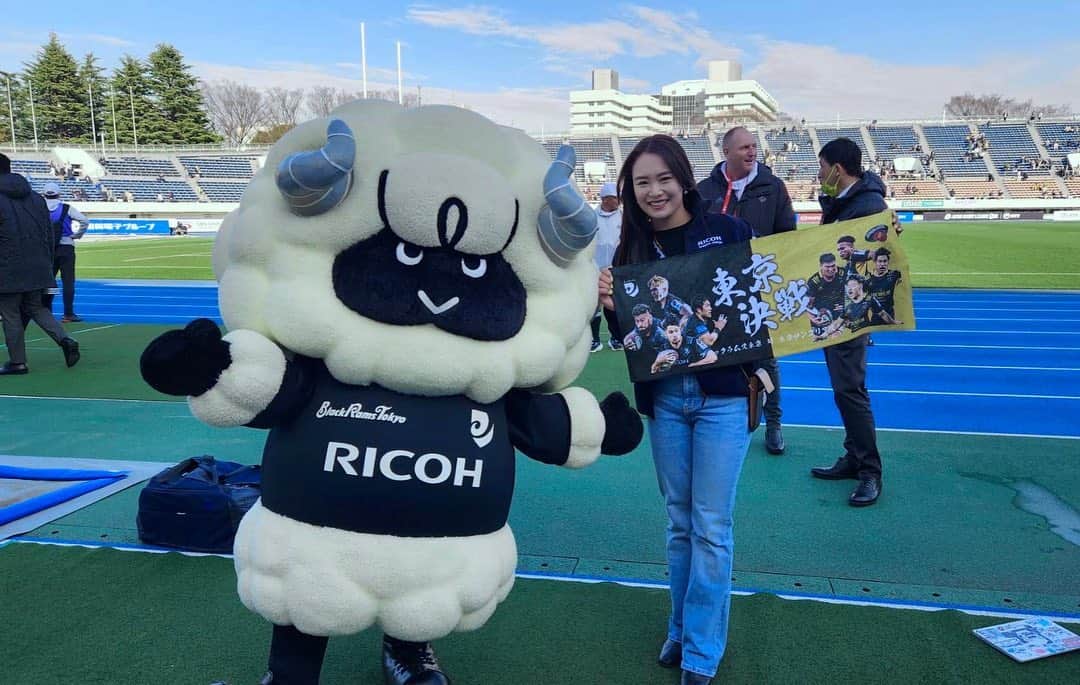 河本結のインスタグラム：「. 今日は私の所属先である RICOHさんのラグビーチーム Black Rams Tokyo  の試合を応援に行かせていただきました🏉 . 目の離せない熱い戦いで、 必死に戦っている姿をみて とてもパワーをもらいました🔥 一緒に行っていた、母も感動していました。 . 私も、もう少しでシーズン開幕なので 気を引き締めて調整したいと思います🖤 . #RICOH #blackramstokyo  #東京決戦 #ラグビー」