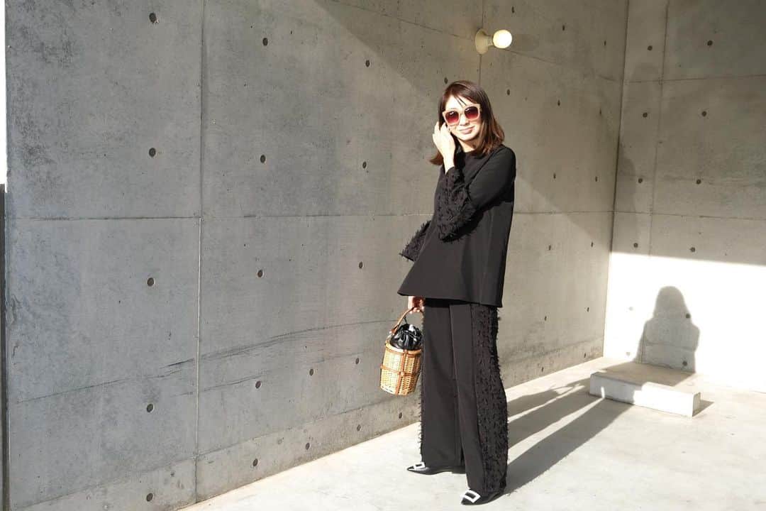 奥田順子のインスタグラム：「セットアップ♡♡ 着やすいしカジュアルすぎなくて好き‼︎  #セットアップ#カゴバッグ#ハイアンド#HIAND#RogerVivier」