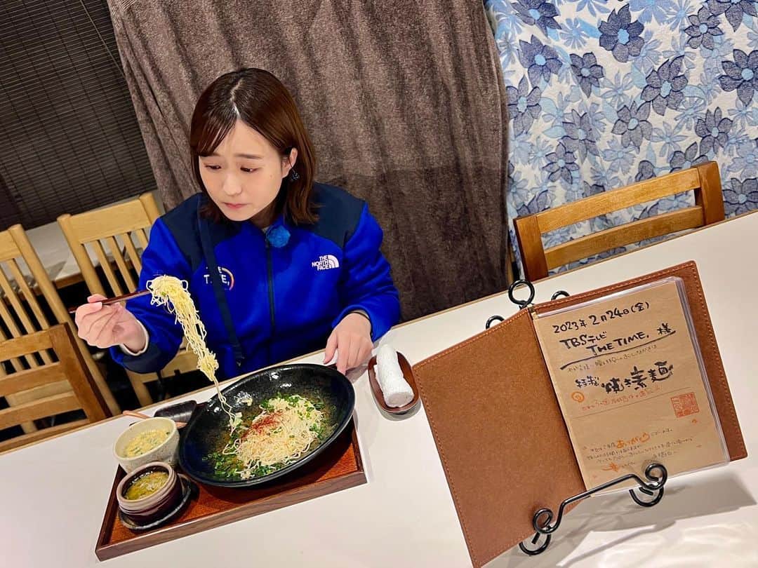 篠原梨菜のインスタグラム：「#朝5時の美味time 東京・新中野駅近く ここから屋！ 24時間対応、完全予約制でメニューがありません。お客さんの要望や好きな食材・シチュエーション・予算などに合わせて料理を作って頂けます！ わたくし麺料理が大好き。まだまだ朝は寒いので、 予算1200-1600円で「朝から元気が出る麺料理」をお願いすると... 焼き素麺ペペロンチーノ風を😋！ ニラ玉あんにくぐらせてつけ蕎麦スタイルで。しらすと明太子のアヒージョをかけて味変も！ 唐辛子とニンニクが効いた力強い味わいと、玉子の優しさ。しらすの旨み！力が漲る美味しさに感激‼️😋 #早朝グルメ #thetime_tbs #ここから屋 #中野グルメ #メニューのない店 #和風創作料理 #ケータリング #焼き素麺 #tbs」