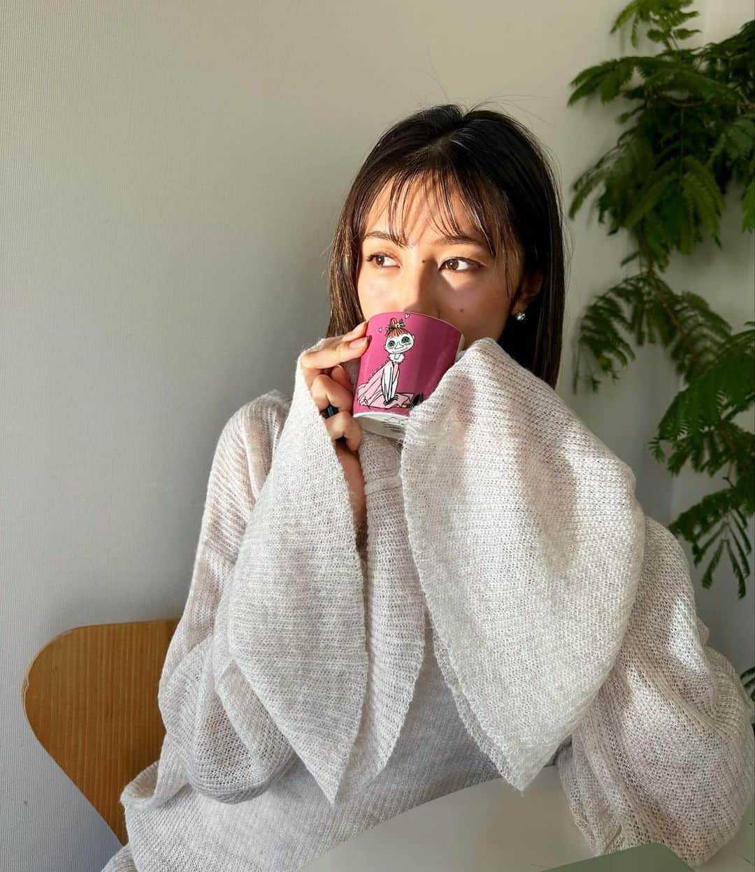 近藤夏子のインスタグラム：「.   西陽に照らされてます  たっぷりお昼を食べても やっぱり欠かせないおやつタイム💗  クッキー缶を抱えて むしゃむしゃ止まりません🙊 　 　 袖のボリューム感とシアー感が可愛くて 着るとキュンキュンするニット🤍 midor🤍   . #クッキータイム #シアーニット #midor」