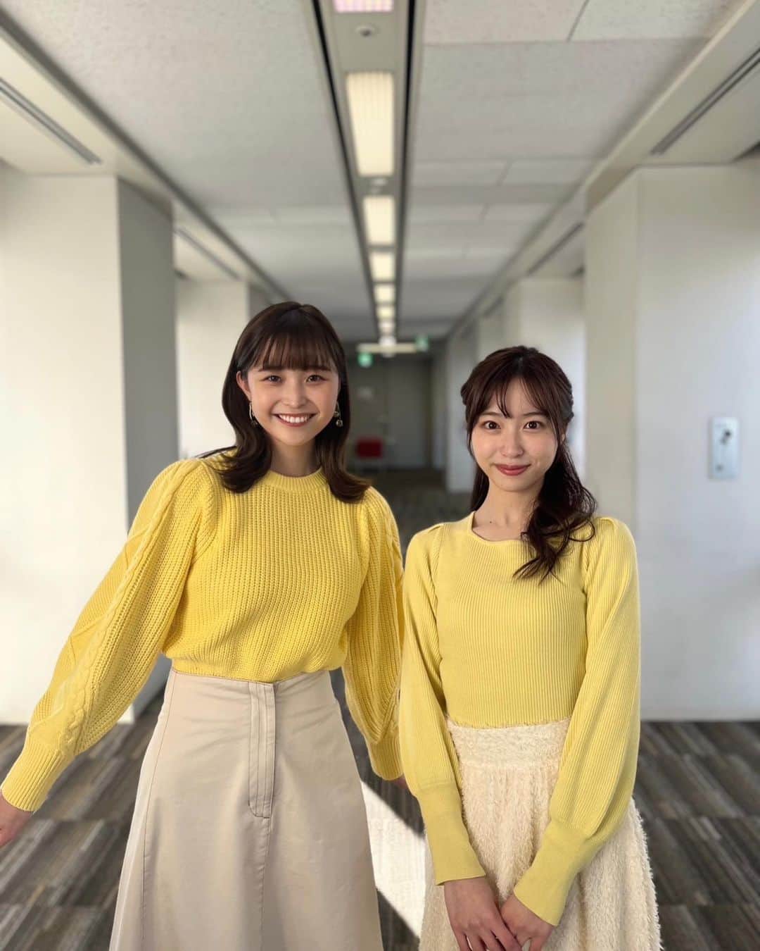 林佑香のインスタグラム：「今日は偶然にも、渚さんと双子コーデ✨ 朝からテンション上がりました〜⤴︎☺️  衣装もすっかり春色になってきました〜💛」
