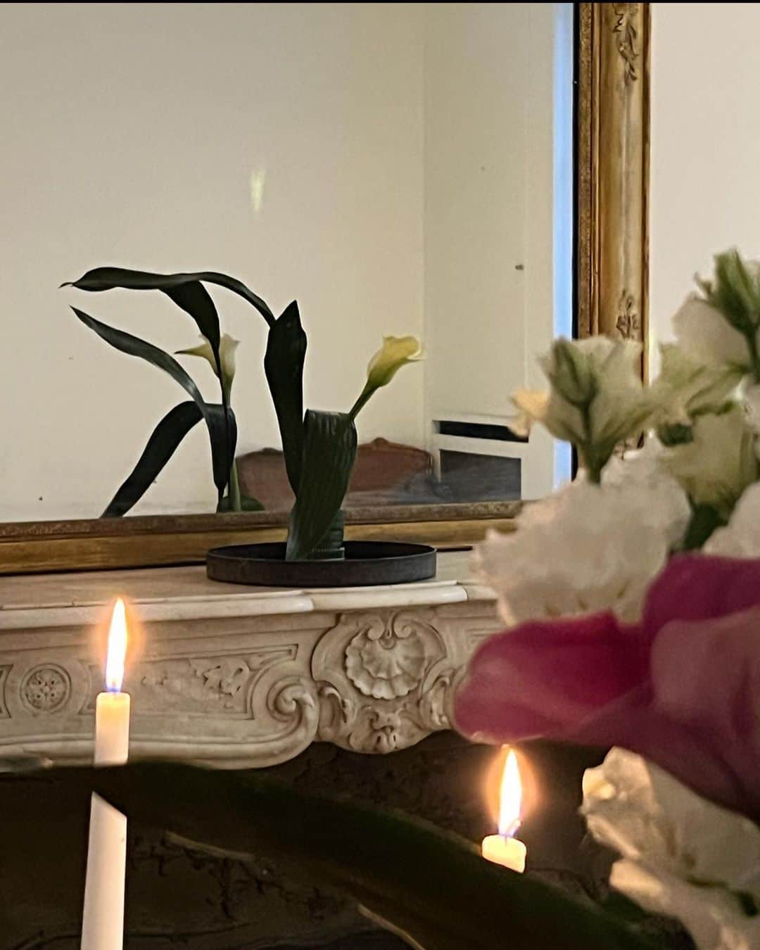 マリウス葉のインスタグラム：「Ikebana in Paris:  Ikebana is the Japanese art of flower arrangement, which involves creating stunning and minimalist floral designs that reflect the balance and harmony of nature. Ikebana is more than just arranging flowers - it is a meditative and healing practice that focuses on bringing a sense of calm, tranquility, and mindfulness to the practitioner.   In the delicate creation of Ikebana, my soul finds expression. Two chrysanthemums, each with their unique story, rest in harmony. The younger, greener flower symbolizes the vitality of my inner child, ever curious and playful. While the older, white flower represents the wisdom of my past self, a reminder of the lessons learned and the journey taken.  The leaf, once whole, is now halved. A deliberate cut, separating what was once a singular entity. One side curls inwards, as if sheltering and protecting the important parts in me, while the other arches outward, letting go of what I do not need anymore. Through this act, I choose which energies to keep and which to release, carefully tending to my inner garden.  As I arrange each stem and petal, I am reminded of the beauty in finding balance. The ebb and flow of life, the constant change and growth. And so, I pour my heart into this creation, a reflection of my soul's journey towards harmony and self-discovery.  Thank you @zizisensei for giving me this opportunity and @georgerootnyc for joining me 🤍」