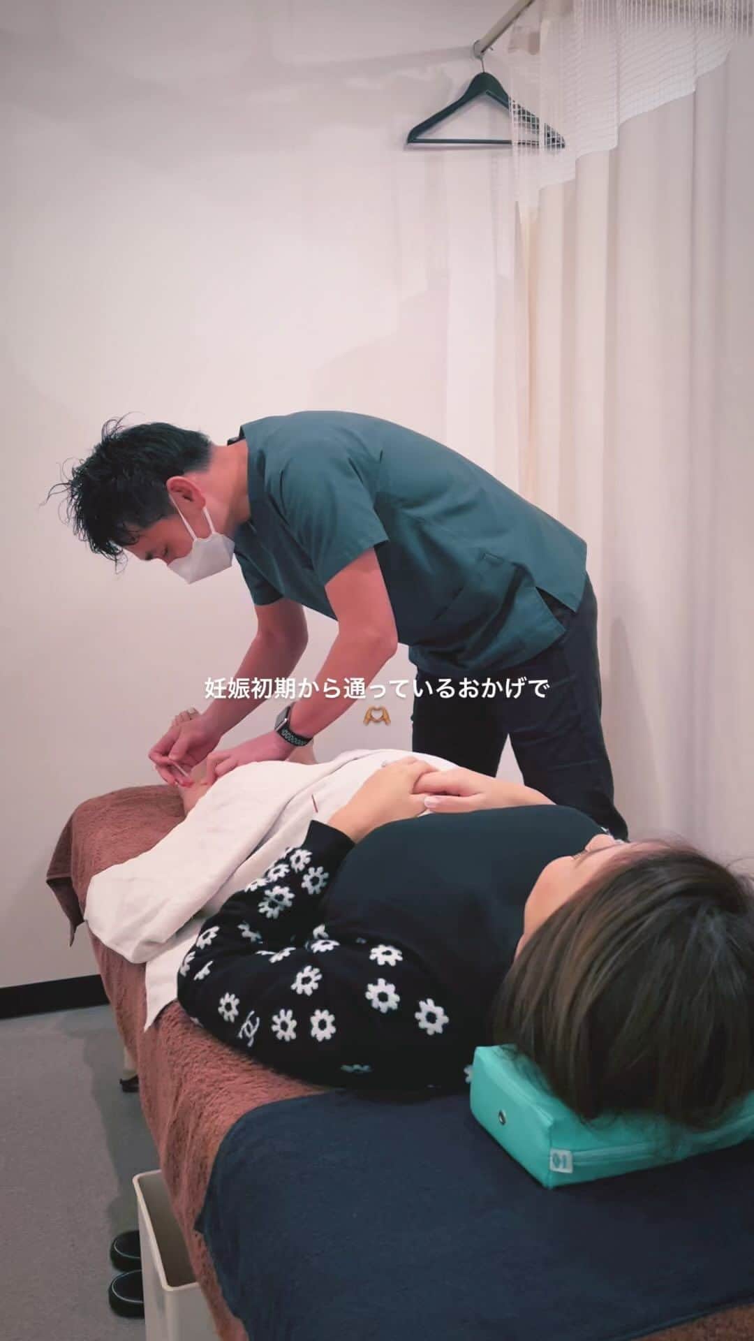 Risako Yamamotoのインスタグラム：「妊娠初期から毎週お世話になっている鍼灸📍 マッサージは行けなくなるのに、身体はしんどくなる一方で。🥲  @jpec.medical のおかげで、元気いっぱいマタニティライフを送れています☺︎ 私より敏感に身体の変化に気付いて下さり、アドバイスしてくれる！✨  妊娠中期に入ってから浮腫み出した脚も、施術後はスッキリ！ 産後もずっとお世話になり続けたいです🫶🏽  #ジェイペック鍼灸整骨院 #maternitylife #マタニティライフ #妊婦ケア #妊婦ケア鍼灸 #マタニティ鍼灸」