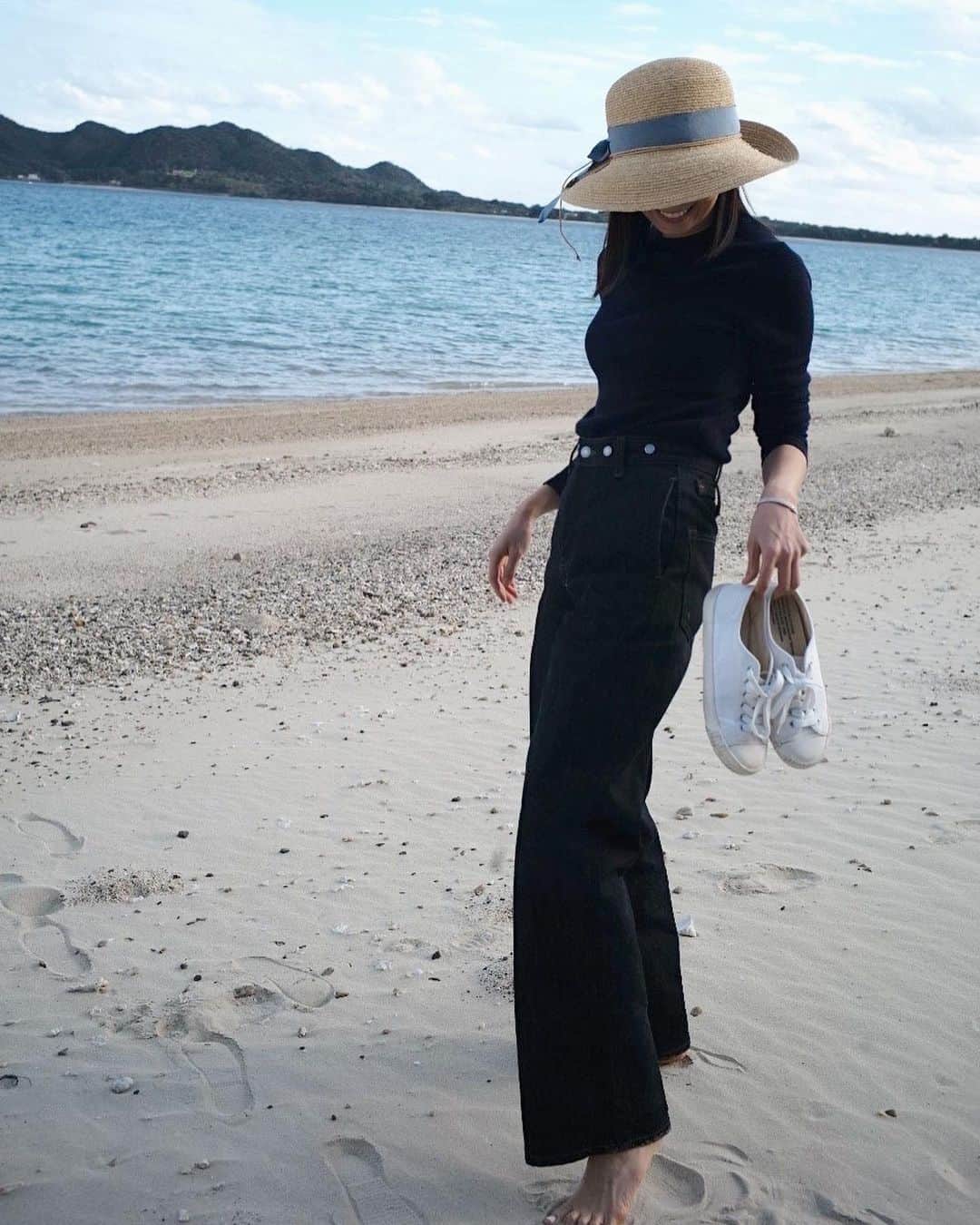 矢野未希子のインスタグラム：「. はじめての奄美大島！  空気感がすぐ肌に馴染み、 湿度の感じが丁度良いからなのかな。。 本当に過ごしやすい！ 暖かかったのでビーチに直行！  靴を脱ぎ捨ててとりあえず散歩。 足裏で感じるフッカフカの砂浜 足裏からデトックス〜🕊」