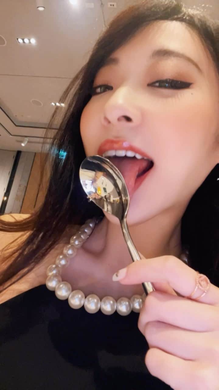 王子妃のインスタグラム：「我不彎湯匙🥄 我只舔它。  #台湾からのエッチなお姉さん」