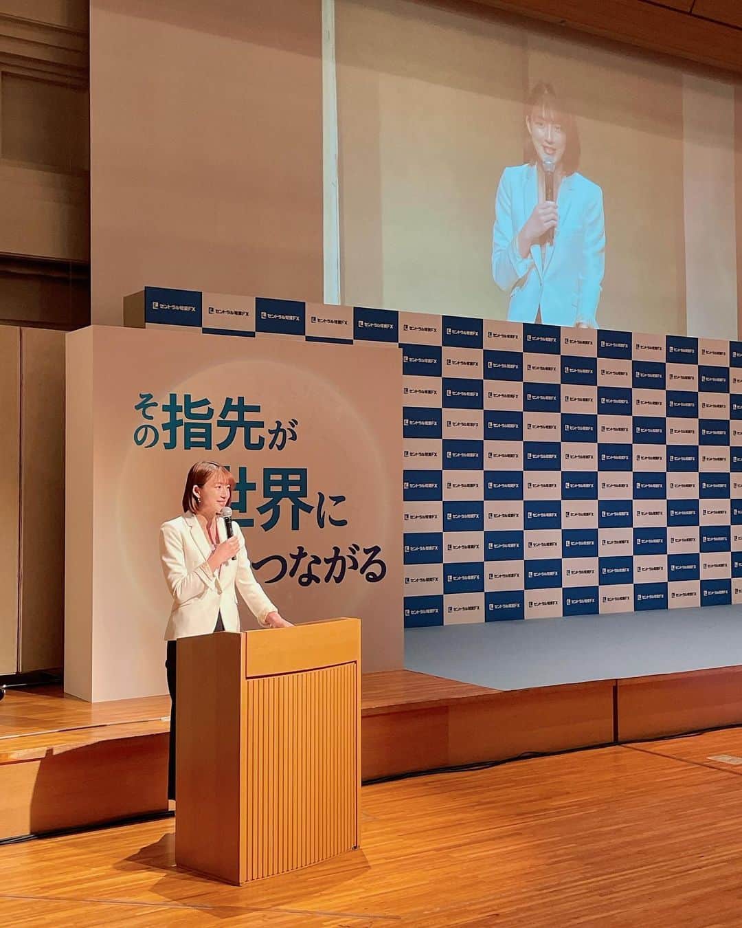 大島由香里のインスタグラム：「先週はイベント司会のお仕事が２つありました🎤  今週も生放送に番組収録に頑張りますよ〜 20:30〜バラダンぜひご覧ください☆」