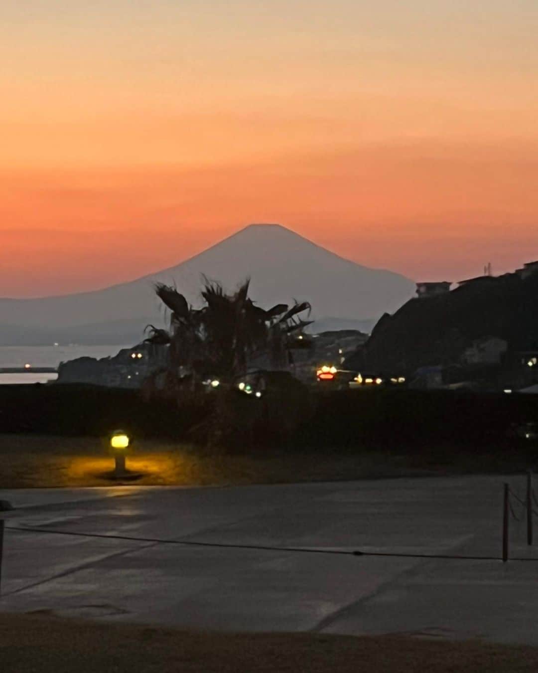 羽田美智子のインスタグラム：「今夜は満月ですね🌕  お仕事で訪れた江ノ島で夕暮れの富士山のシルエットと満月の煌めきに 癒されてます✨✨  満月を写真に撮るって難しいですが💦 まだご覧になってない方に届けーと思い撮ってみました。  もうご覧になってらっしゃるかもしれませんが、 どこかで空を眺めてみてくださいね❣️ 美しい満月です🌕  皆様に素敵なことがたくさんありますように❣️」