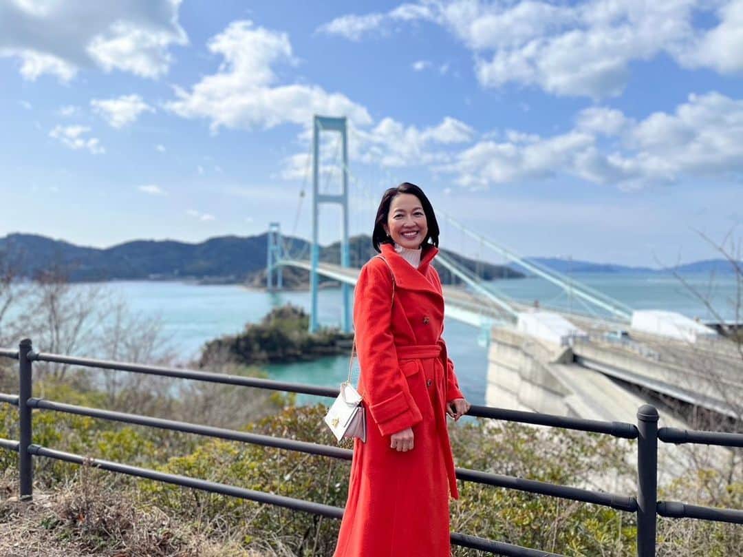 羽田美智子のインスタグラム：「今夜22:45〜放送の フジテレビ『空旅をあなたへ』は広島県呉市を旅させていただきました✈️  初めて訪ねましたが 瀬戸内の島々が浮かぶ穏やかな海と山に囲まれたとてもとても美しい街でした。  いっぺんで好きになりました❣️  知らない土地を旅するっていいですね✈️  #空旅」