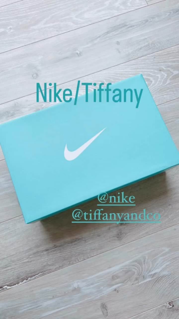 ᴄʜɪɪ➢sʜᴏᴘ@ʀᴇsᴏʀᴛᴄᴏʟʟᴇᴄᴛɪᴏɴ.ᴊᴘのインスタグラム：「開封動画的な☺️  Nike/Tiffany  本当 当たったの奇跡だ😍💚💙  勿体無くて履けないので ちょっとあたためておこうかな🥹  #niketiffany #NIKE#ティファニー#ナイキティファニー #ナイキ#スニーカー#エアフォース#Tiffany #tiffanyandco #ナイキスニーカー#ナイキエアフォース」