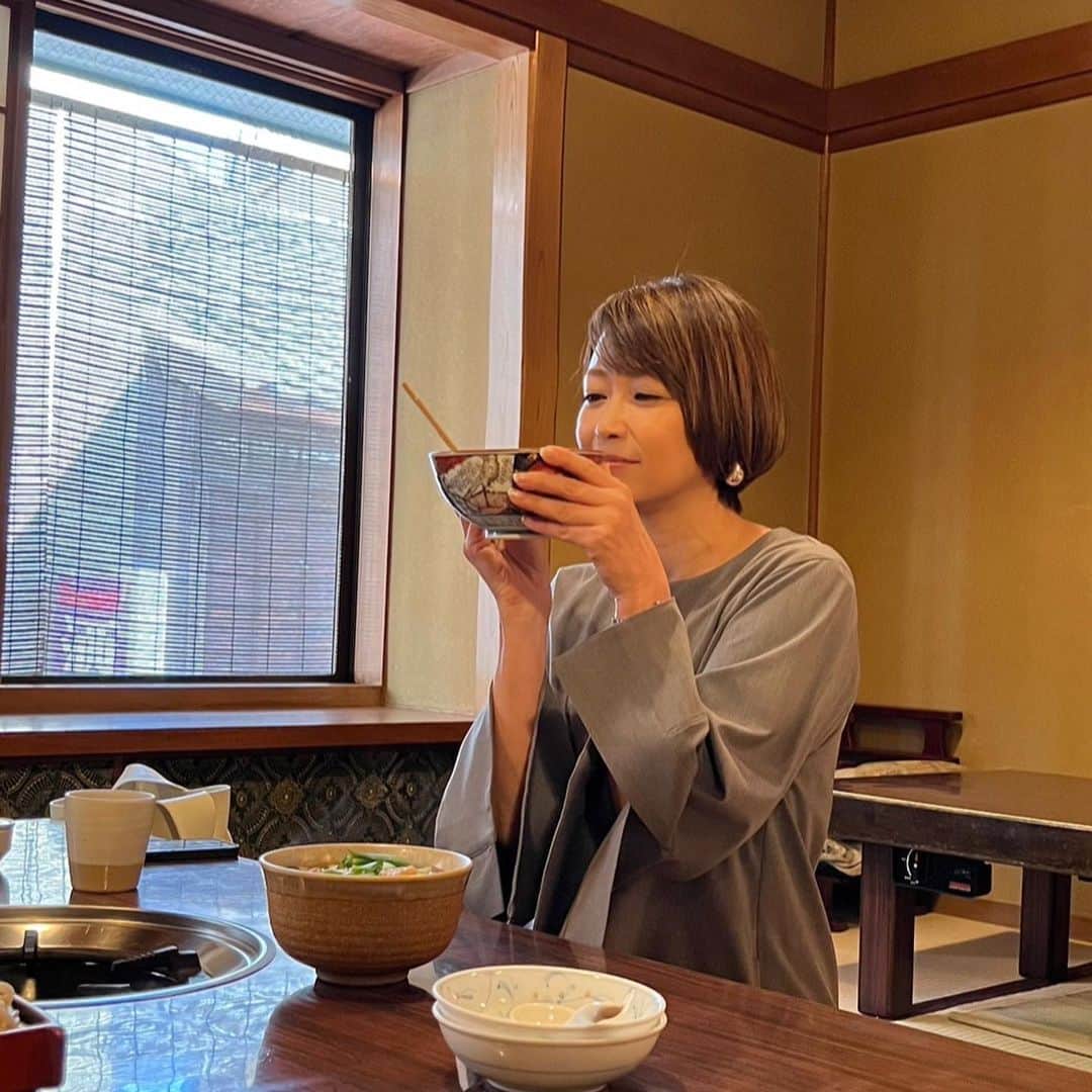 辺見えみりのインスタグラム：「京都に朝到着してお昼ごはん  久しぶりに権兵衛さんで 玉子丼ときつねうどんを…  15時〜 DESIGNWORKS deuxcotes 京都店で　@mizuka_cosme  popupです！お待ちしてます♡」