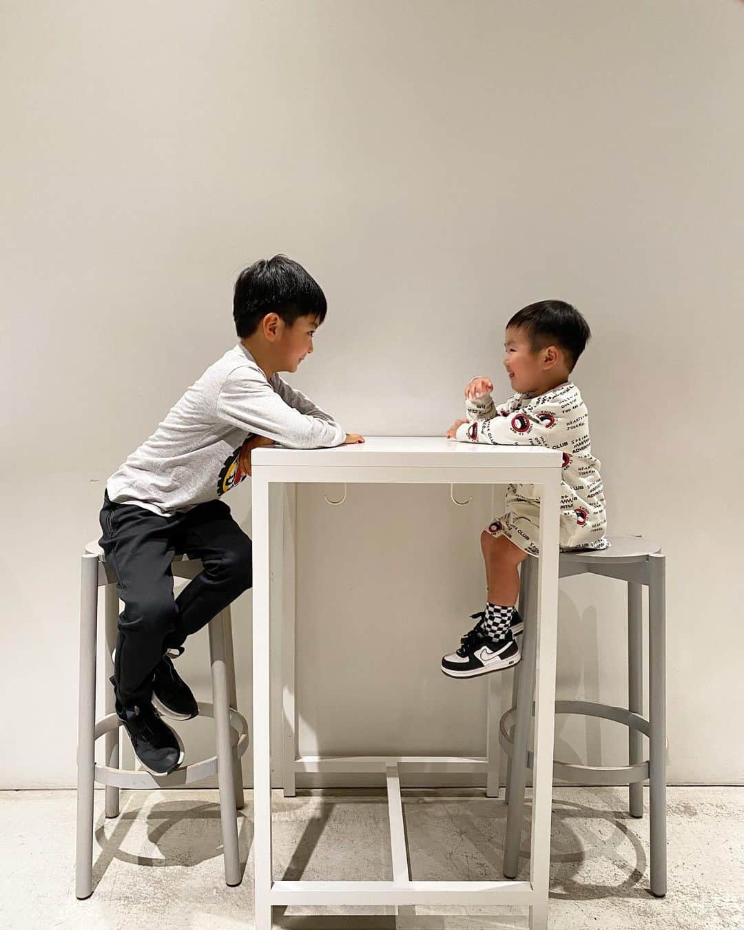 奥田順子のインスタグラム：「@wakkin__m family会。  6歳と2歳👦👦  焼肉からの夜お茶に付き合ってもらったよ。 #6歳と2歳#神戸夜お茶#神戸カフェ」