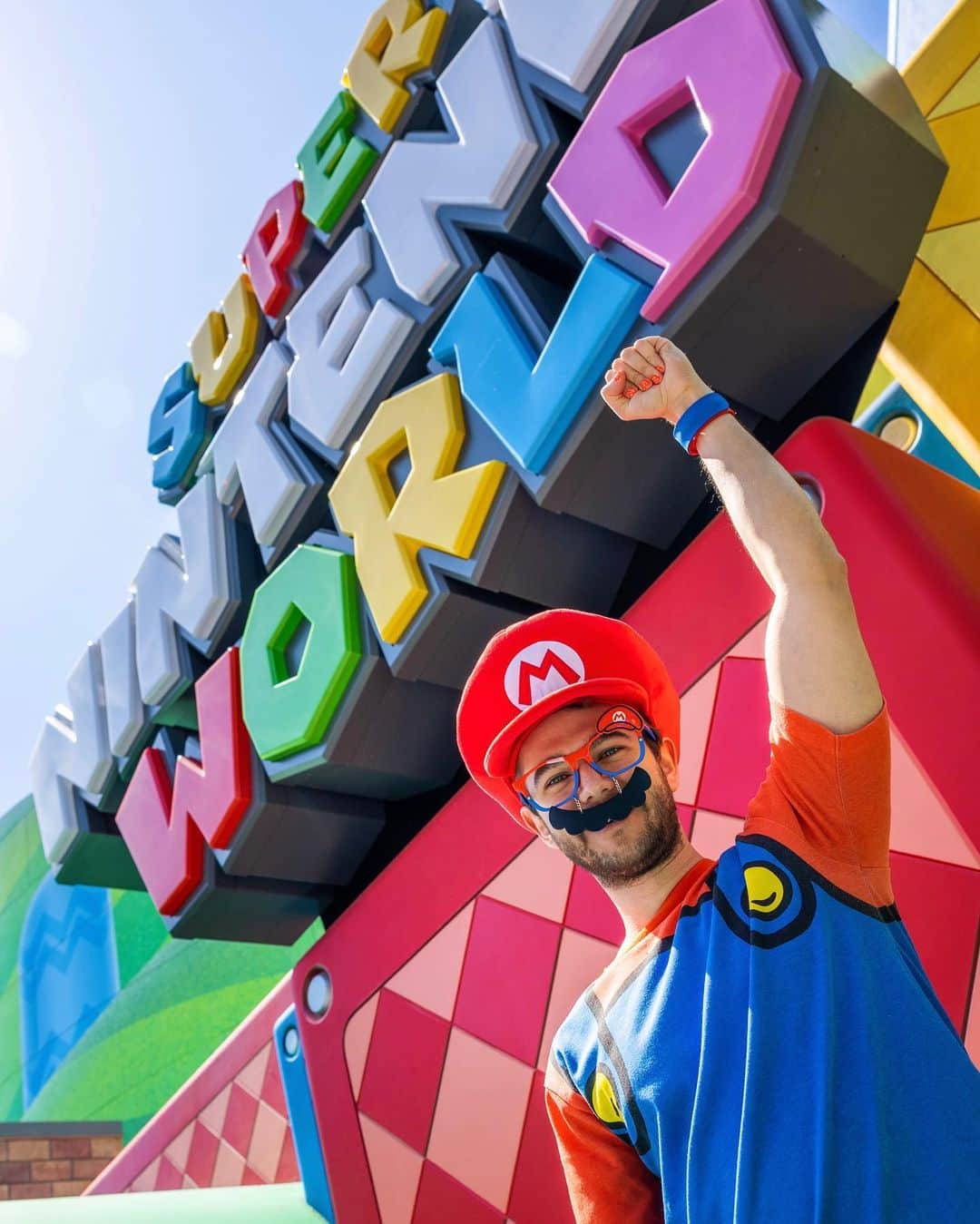 ゼッドのインスタグラム：「Went to Super Nintendo World, met my imposter Mario and his brother Luigi, proposed to Princess Peach (she said “maybe”) and then beat Bowser. Thank you so so so much @unistudios for the tickets!!! Best day ever 😍🍄 #SuperNintendoWorld #AtUniversal」