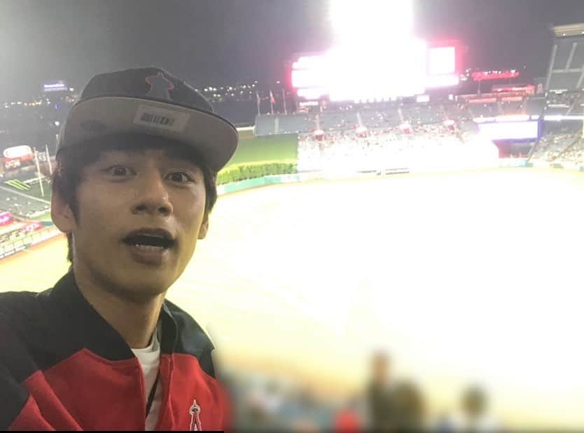 中丸雄一のインスタグラム：「思い出過去写真。2019年の夏の写真。エンゼルスのホームグラウンドで試合観た。また行きたいなあ。」